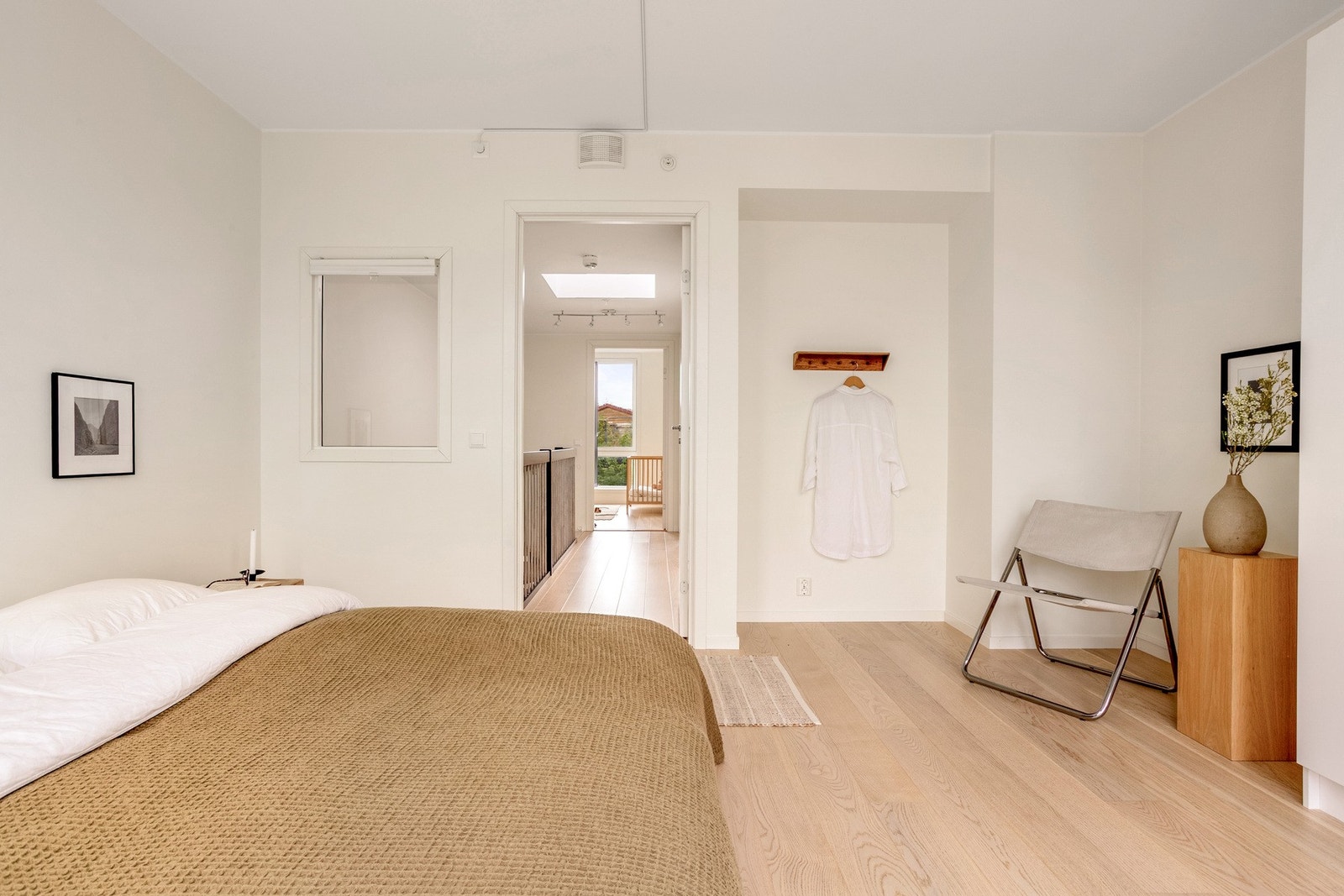 De to andre soverommene ligger også til i denne etasjen, noe som er svært praktisk for barnefamilier. Galleribilde