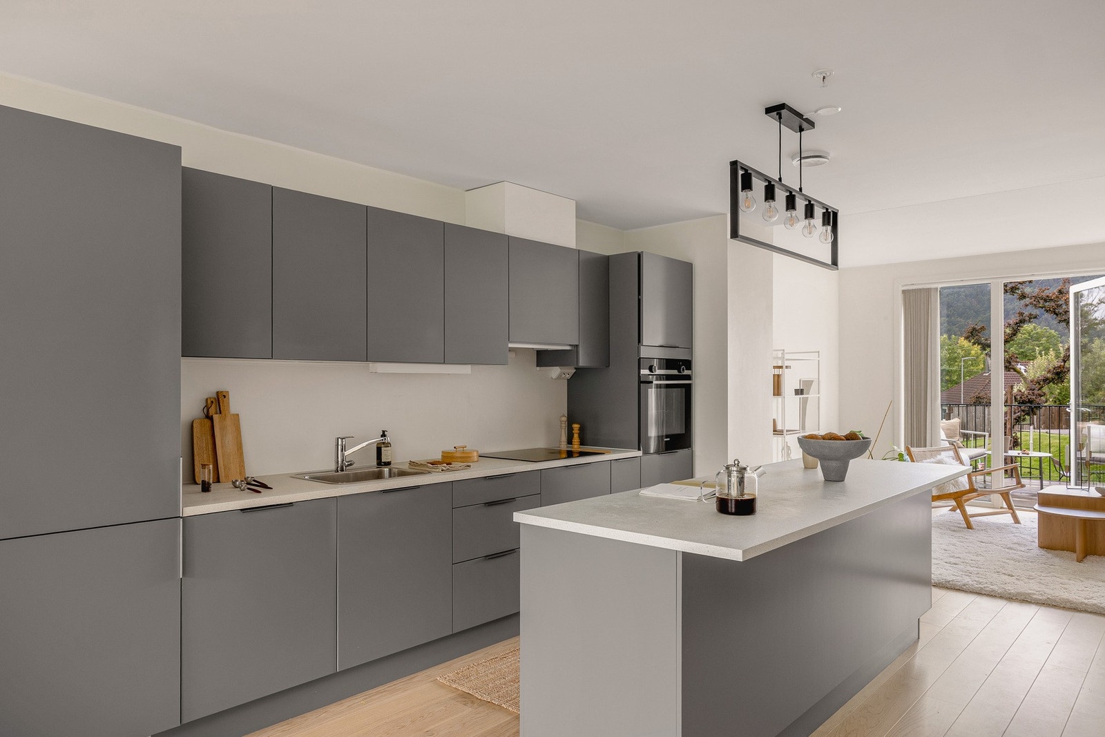 Kjøkkenet er utstyrt med følgende integrerte hvitevarer: Stekeovn, platetopp, ventilator, oppvaskmaskin og kjøleskap med frysedel. Galleribilde