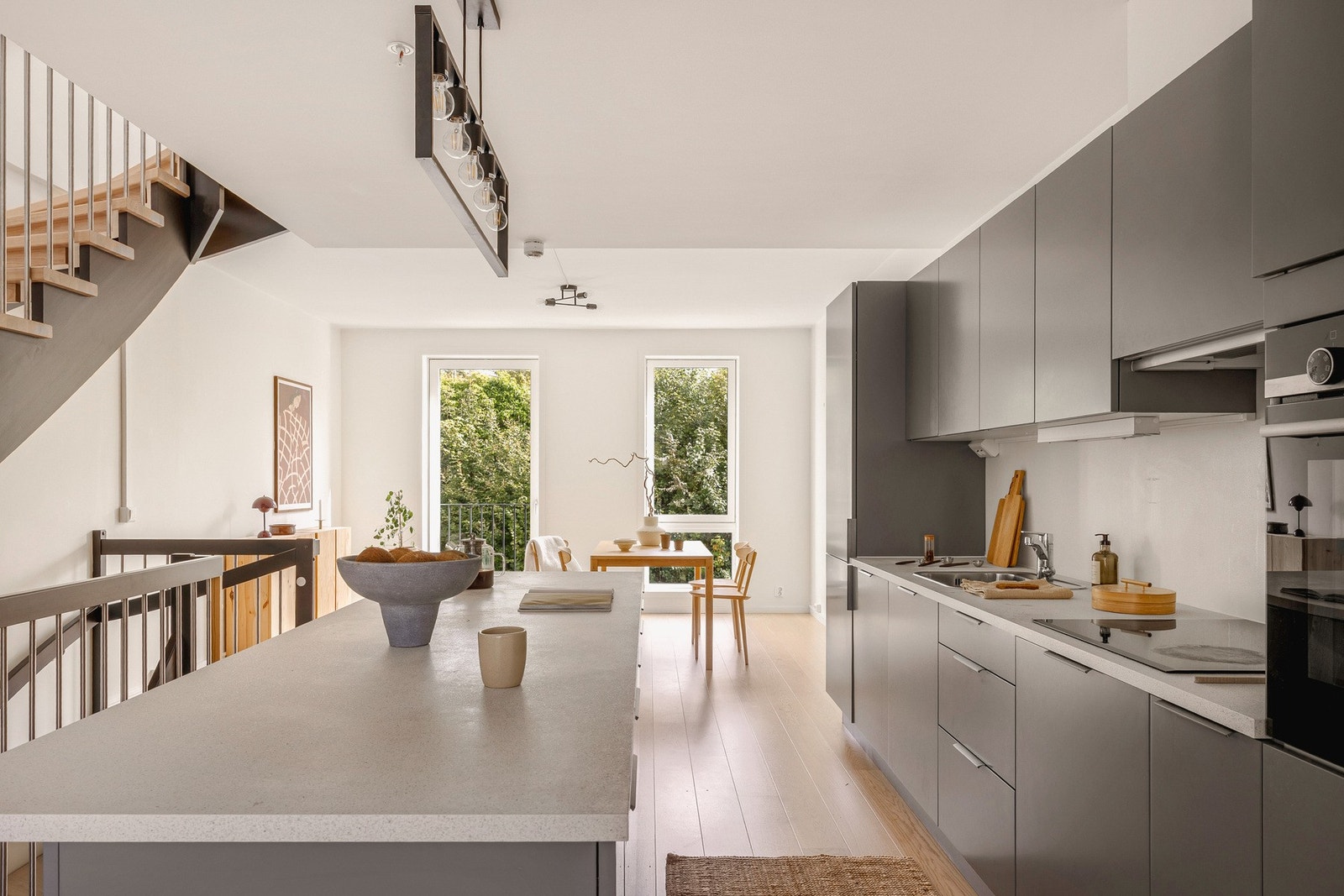 Her er det godt med oppbevaringsplass i skuffer og skap, samt arbeidsplass på kjøkkenøyen. Galleribilde