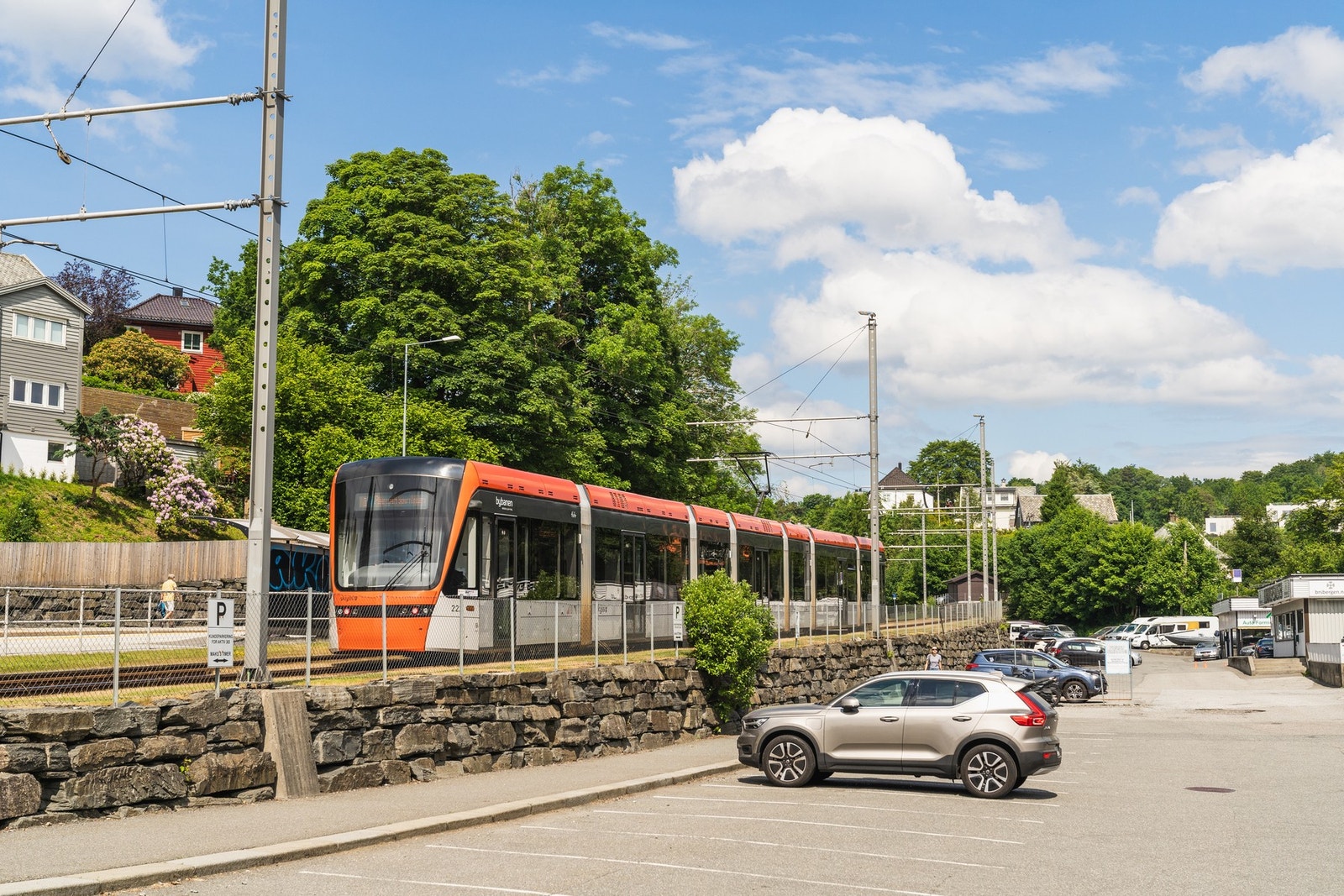 Kun en 5 minutters gangavstand unna finner man Bybanen som kjører til og fra Bergen og Flesland. Galleribilde