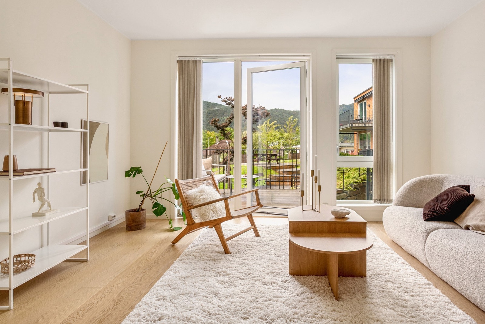 Her er det store vindusflater som slipper inn rikelig med naturlig lys, som i kombinasjon med den gode takhøyden gjør at man får et luftig uttrykk. Galleribilde