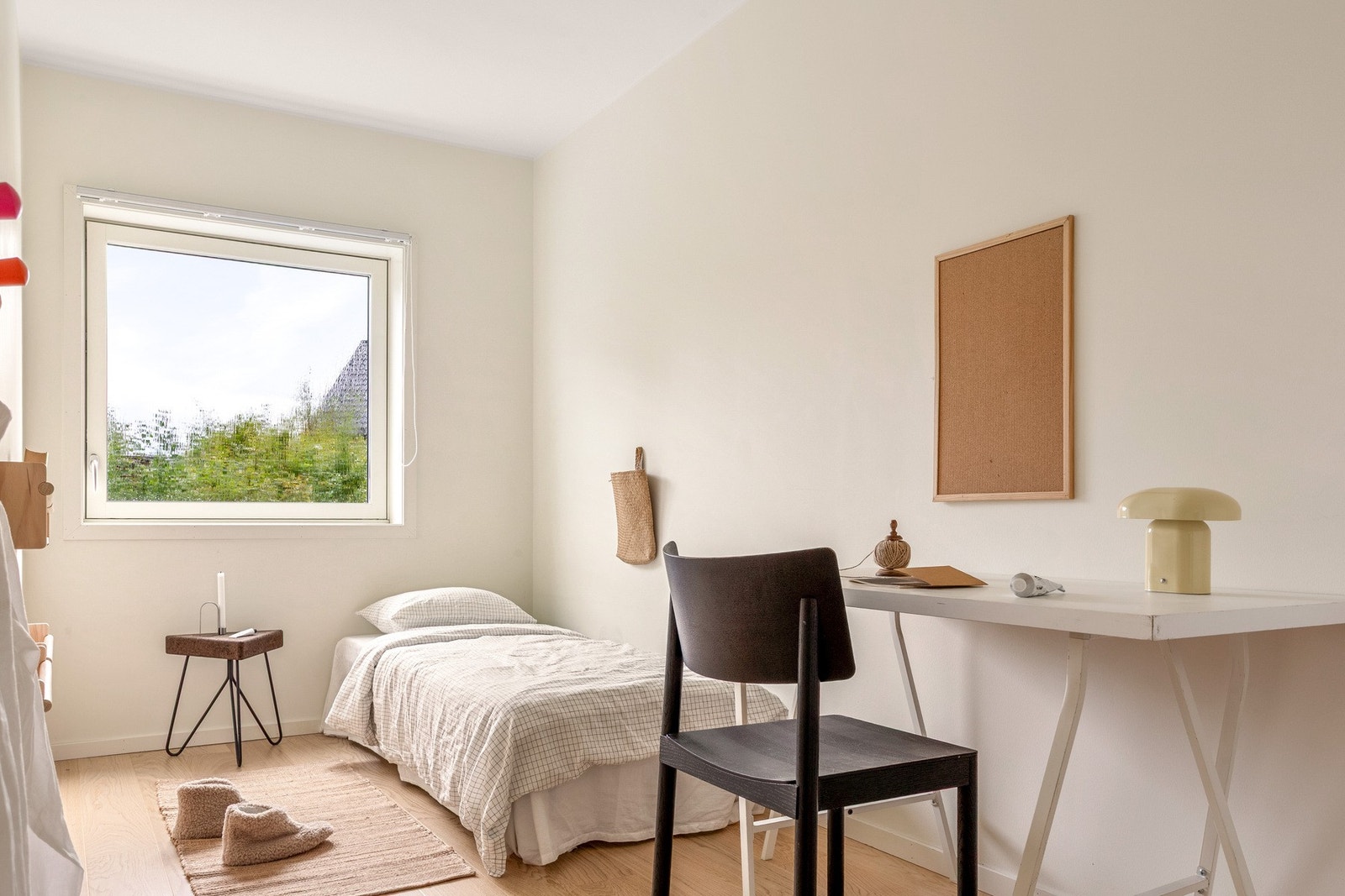 Disse rommene egner seg utmerket som barne- eller gjesterom, også med plass til seng, nattbord og garderobe. Galleribilde