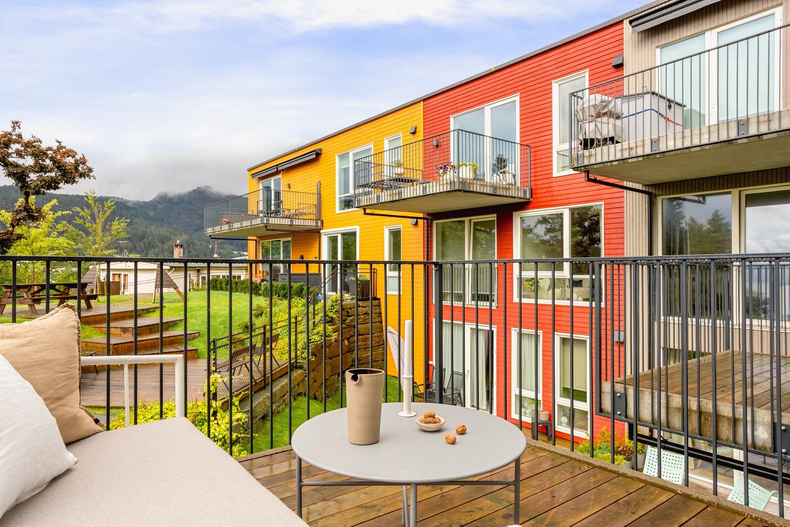 Koselig utsikt over nabolaget fra balkongen. Her kan fine dager nytes Galleribilde