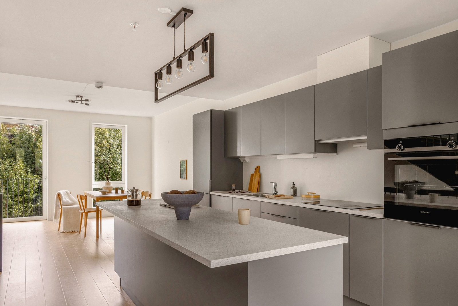 Kjøkkenet er et stort kjøkken som har en løsning med en sosial kjøkkenøy. Galleribilde