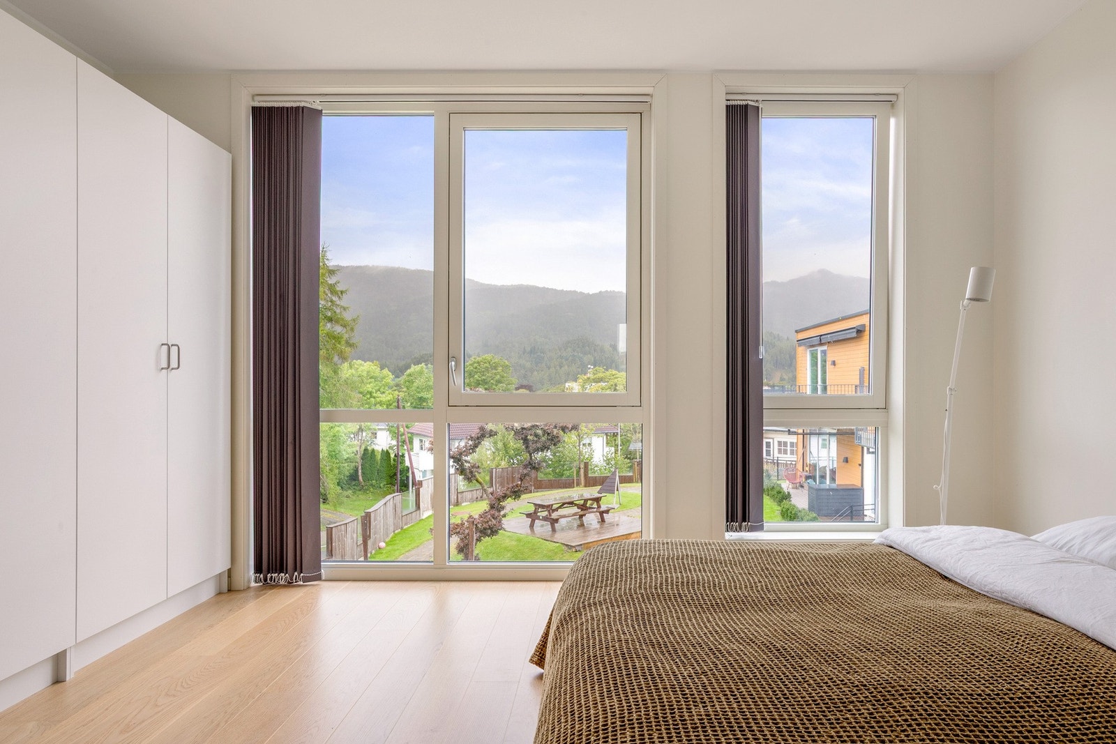 Her kan man enten slippe den nydelige utsikten inn, eller dempe belysningen med lameller. Galleribilde