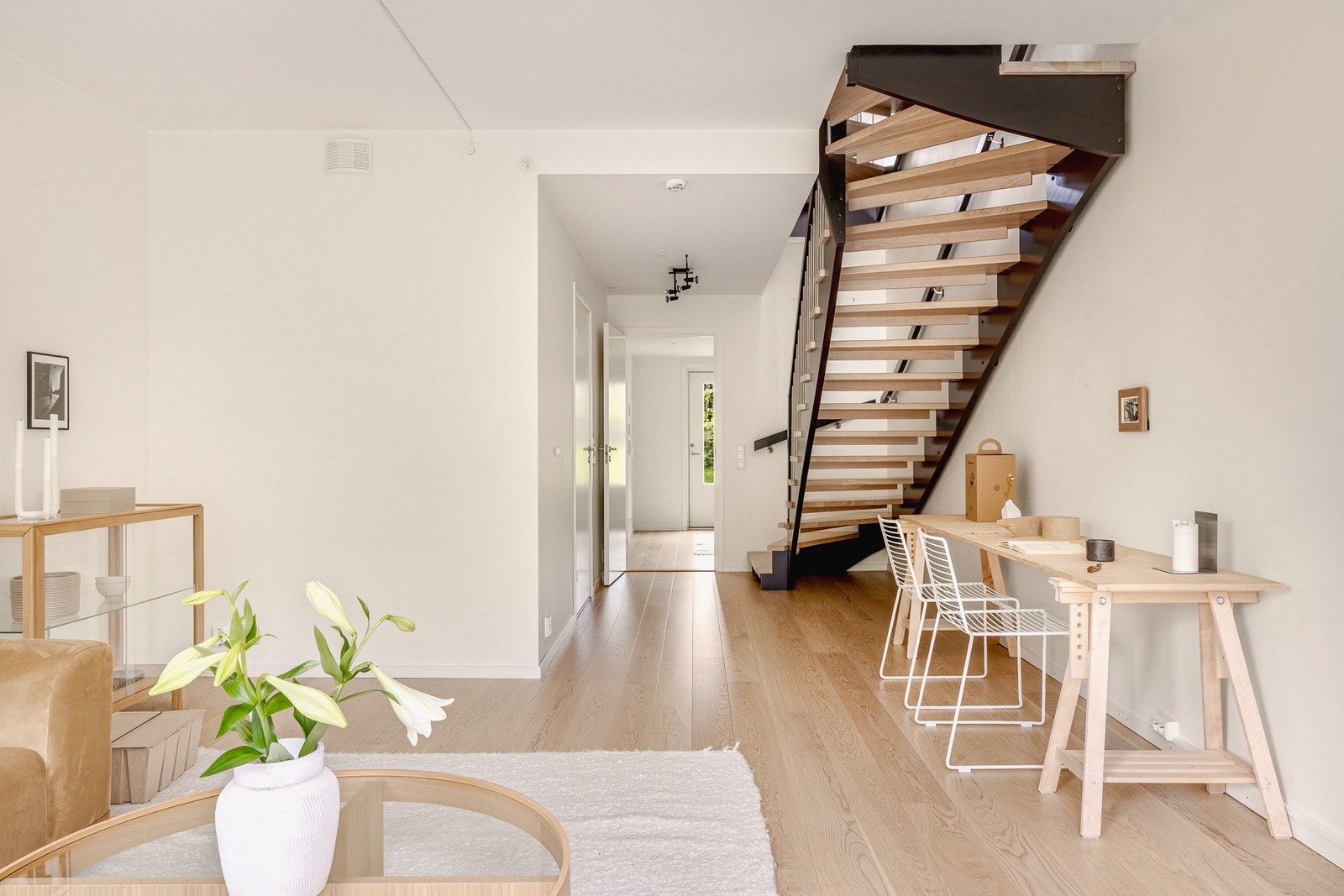 I denne etasjen finner man en stue nummer 2, bad nummer 2, garderobe (som også kan brukes som kontor), bod og entré. Galleribilde