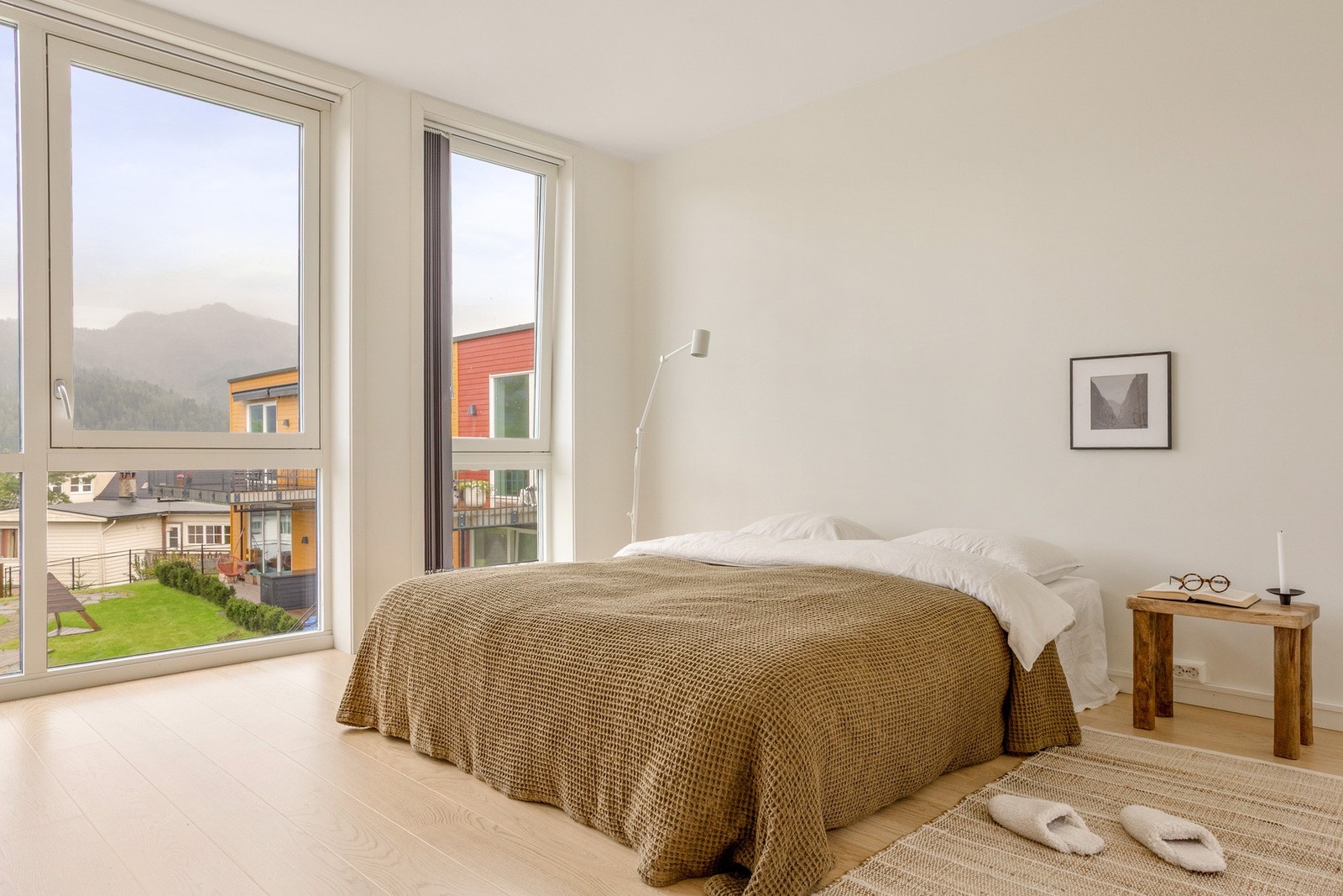 Hovedsoverommet måles til 15 kvm. og har god plass til en stor seng med nattbord på begge sider. Galleribilde