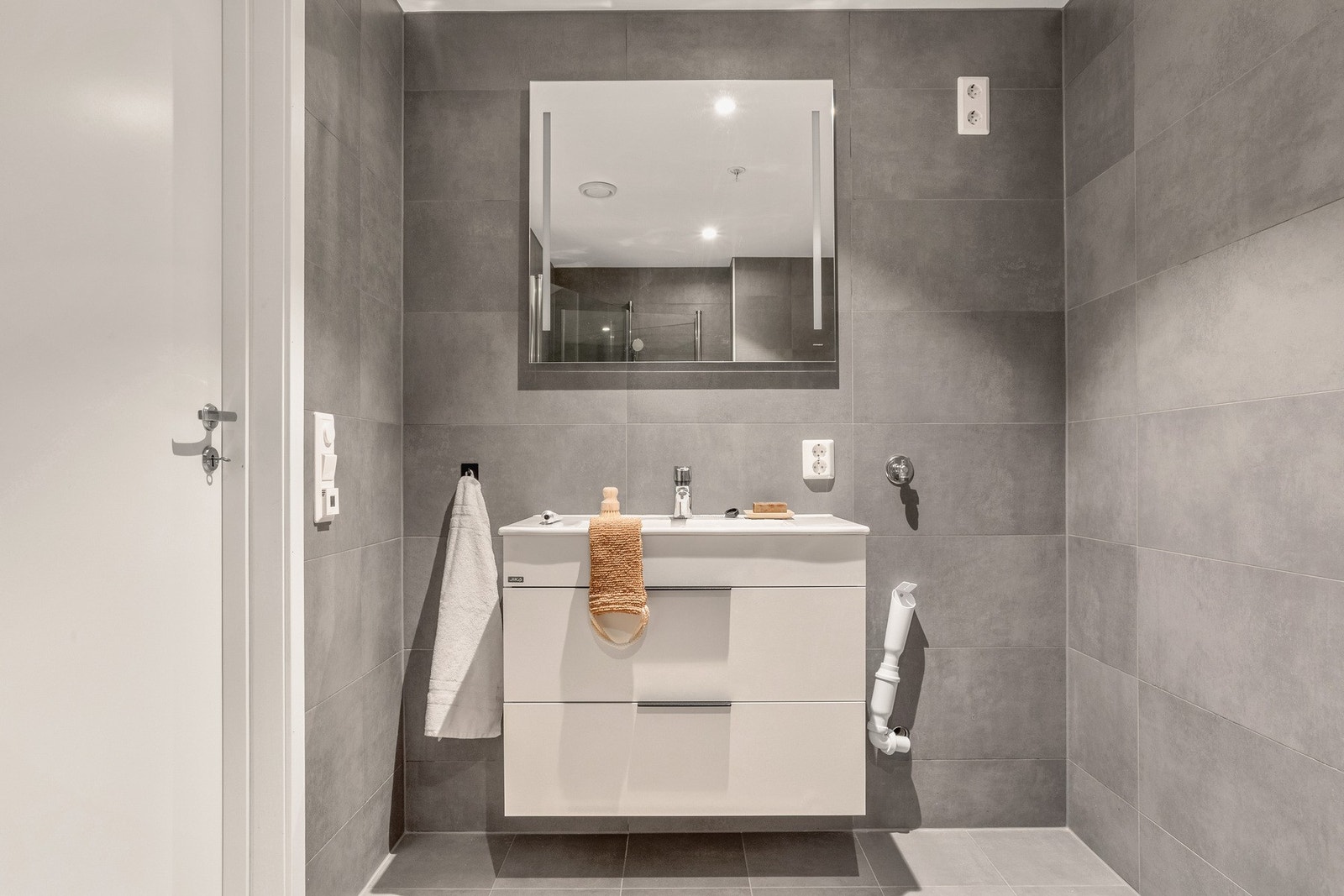 Badet måles til 4,7 kvm. og er helfliset med underliggende varmekabler og innfelte dowlights i himling. Galleribilde