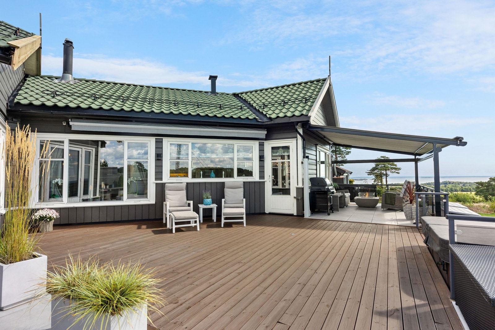 Stor solrik terrasse med sol fra morgen til kveld. Galleribilde