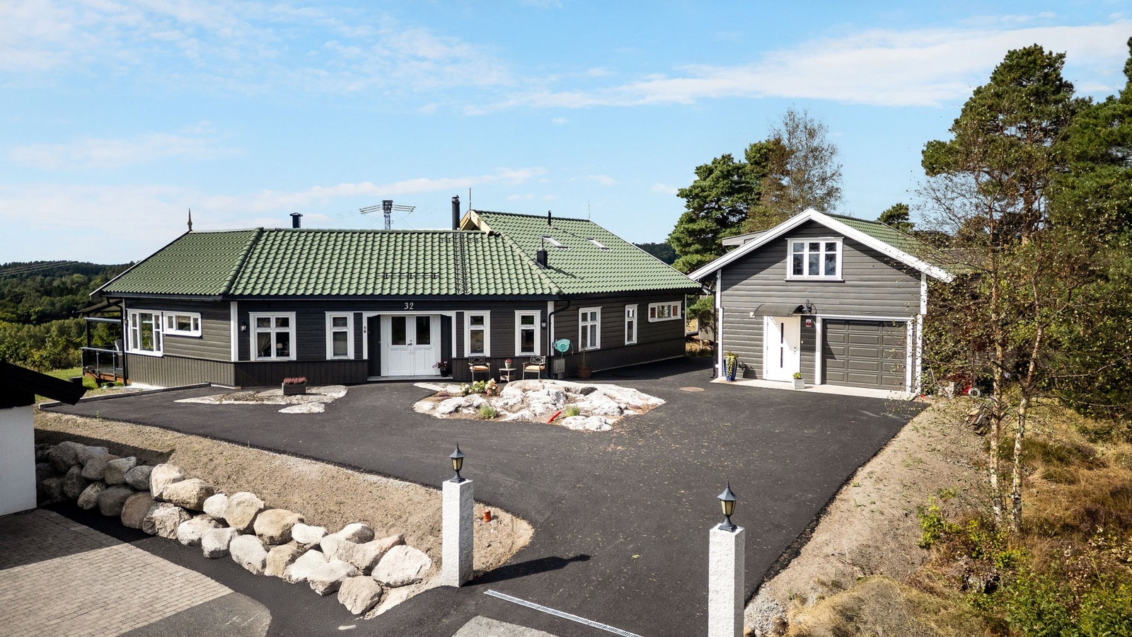 Stor og ryddig gårdsplass med gode parkeringsmuligheter. Galleribilde