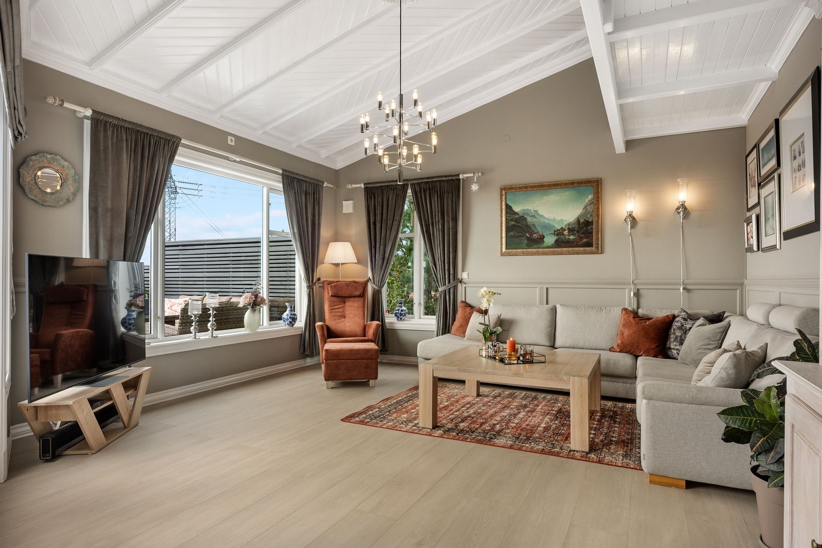 Stuen har plass til en romslig sofagruppe . Galleribilde