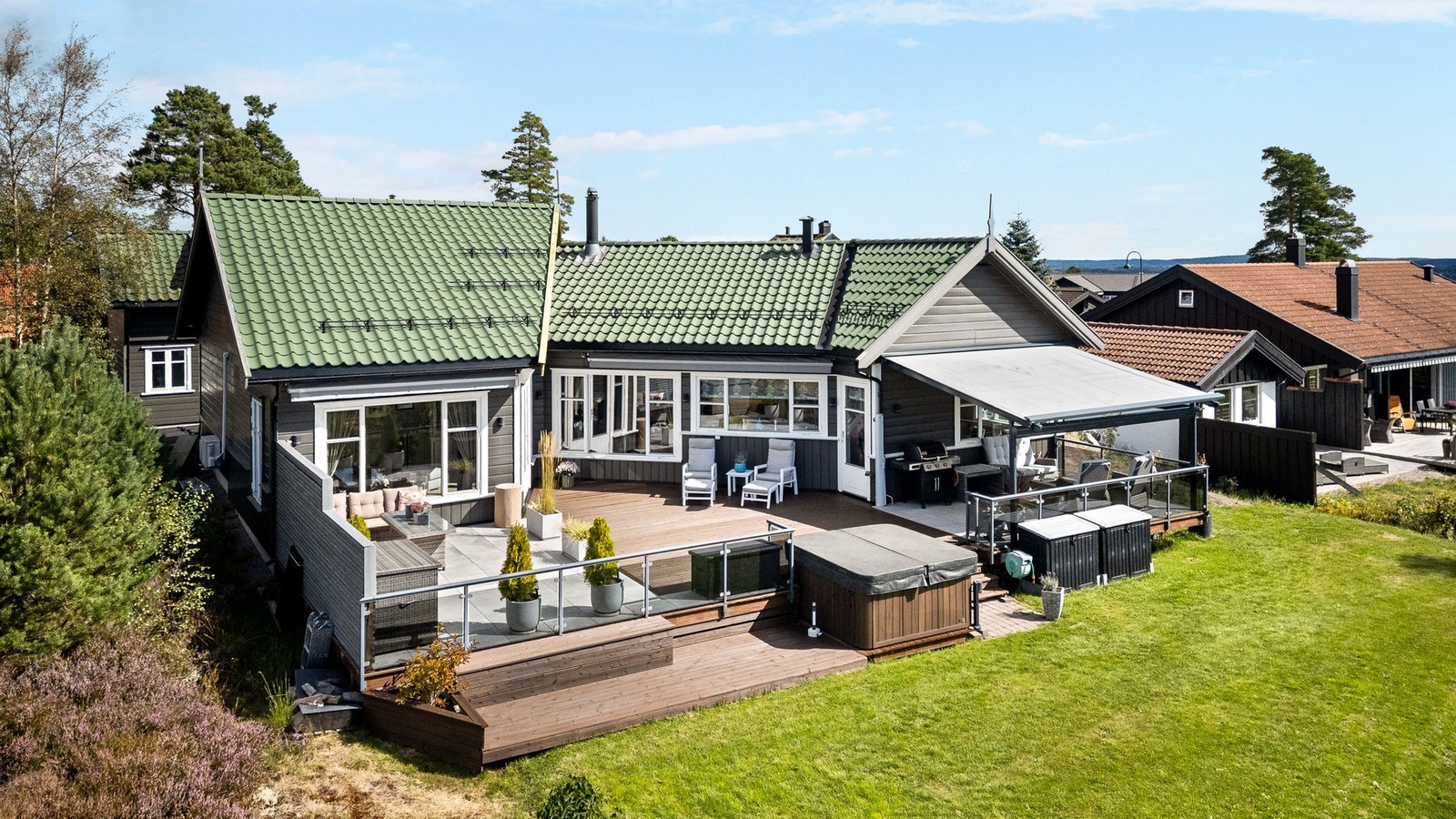 Romslig terrasse med god plass til å møblere etter familiens behov. Galleribilde