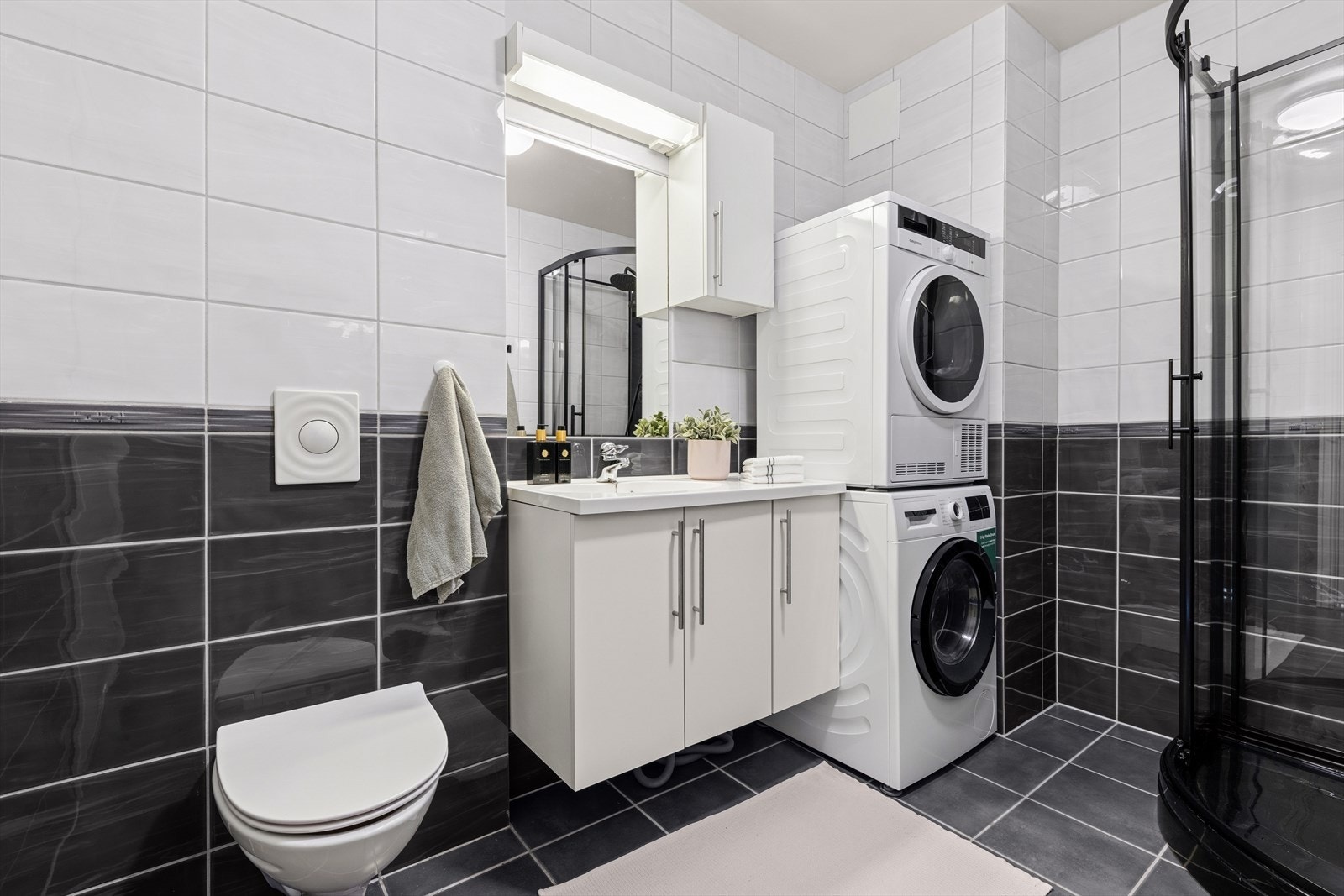 Flislagt baderom fra med elektriske varmekabler i gulvet. Galleribilde