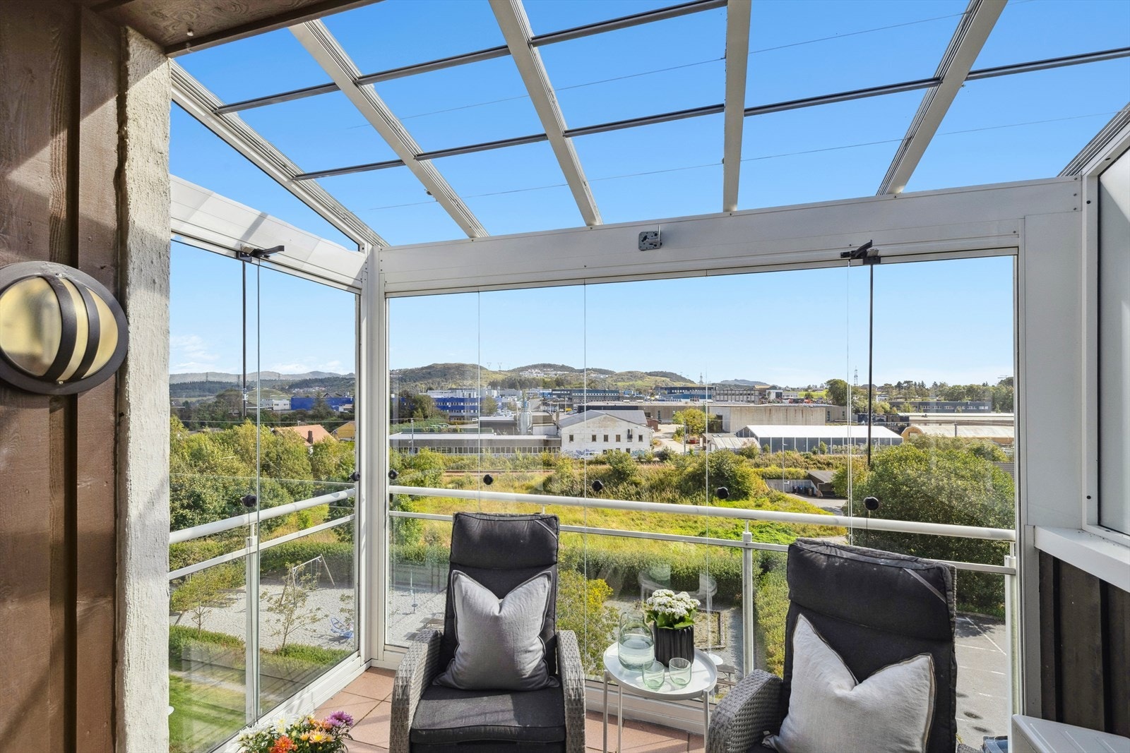 Balkongen er innglasset og kan brukes store deler av året. Galleribilde