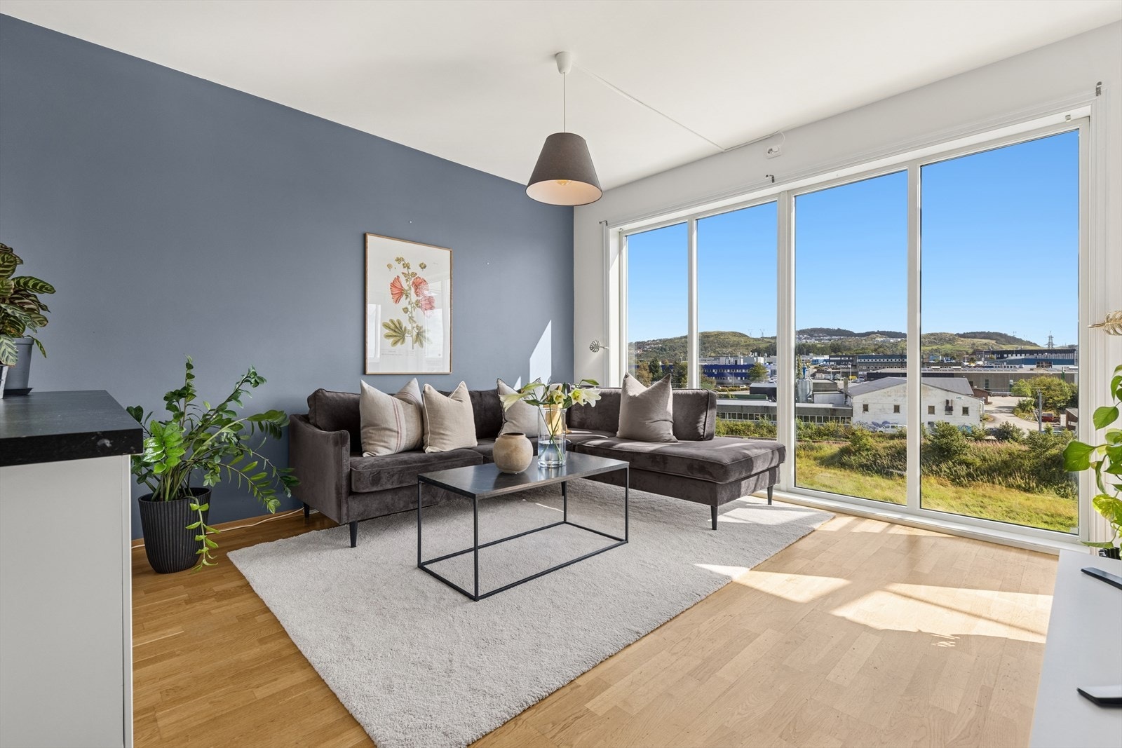 Det er store vindusflater på endeveggen som gir godt lysinslipp og fin utsikt. Galleribilde