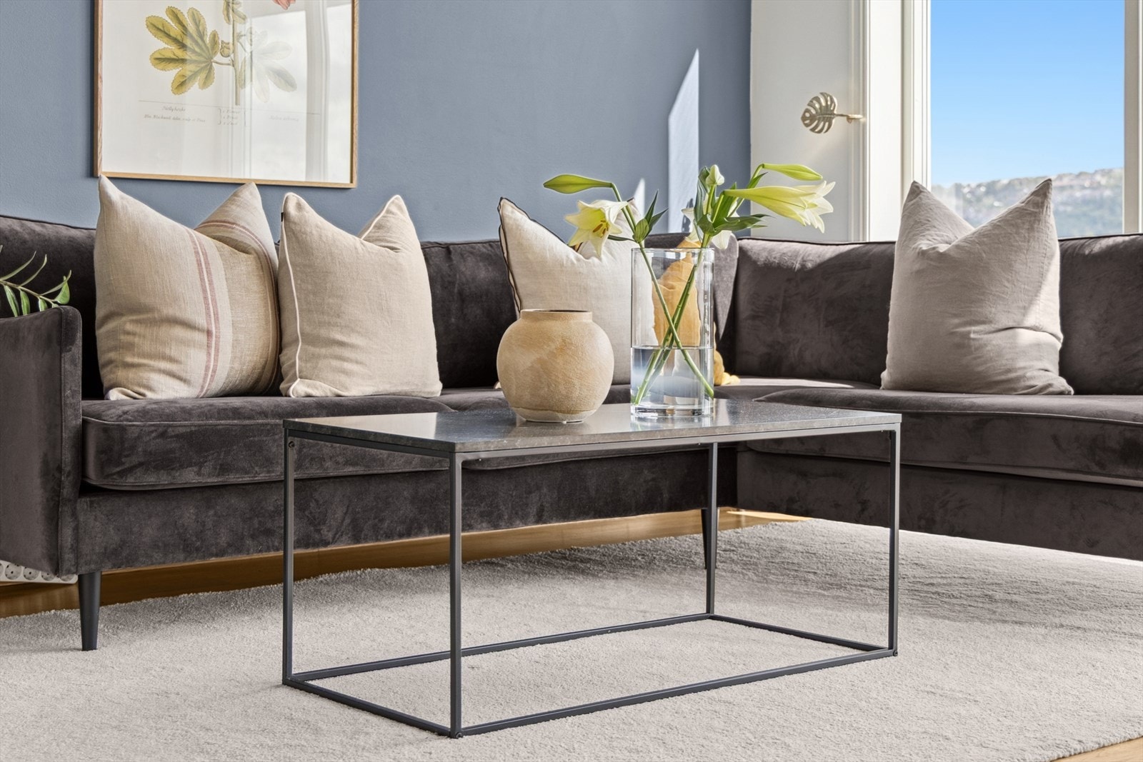 Veggene er malt i tidsriktige farger og leiligheten har en praktisk planløsning. Galleribilde