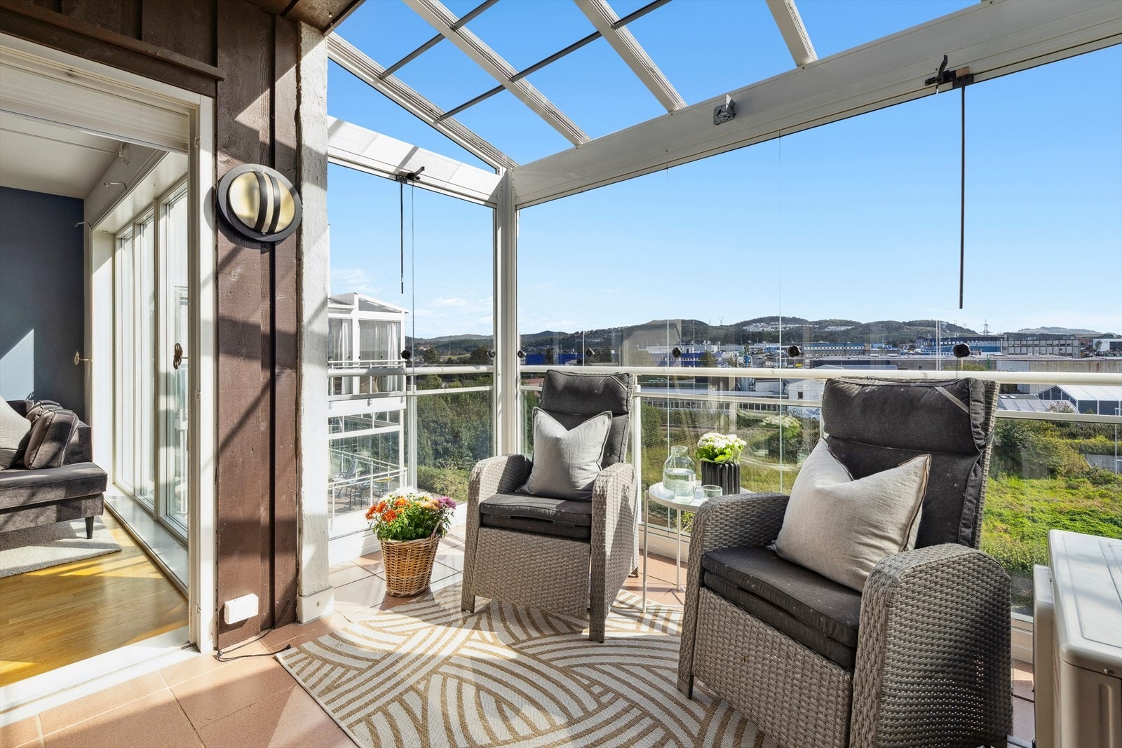 Fra stuen er det utgang til en innglasset balkong på 9 kvm. Her kan utsikten nytes! Galleribilde