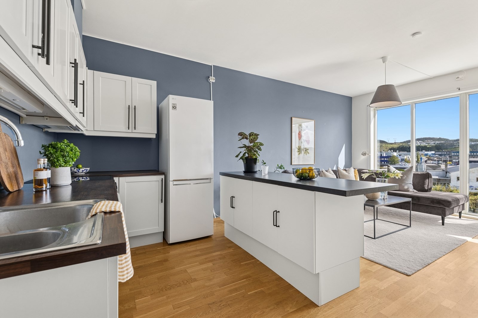 Kjøkkenet ligger i åpen løsning mot stuen, med en praktisk barløsning med skapinnredning som fin romdeler. Galleribilde