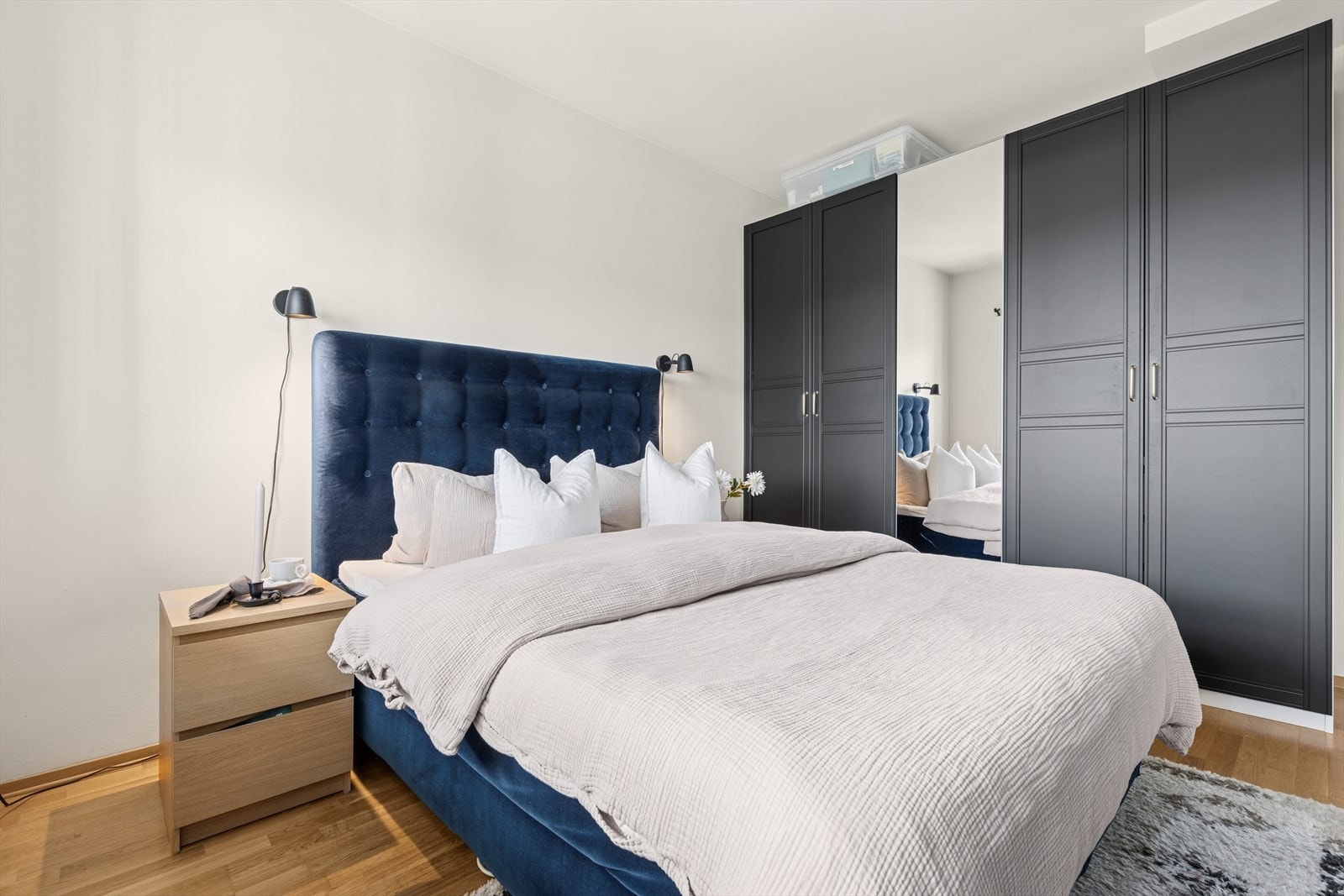 Hovedsoverommet er romslig med plass til både dobbeltseng og stor garderobe. Galleribilde