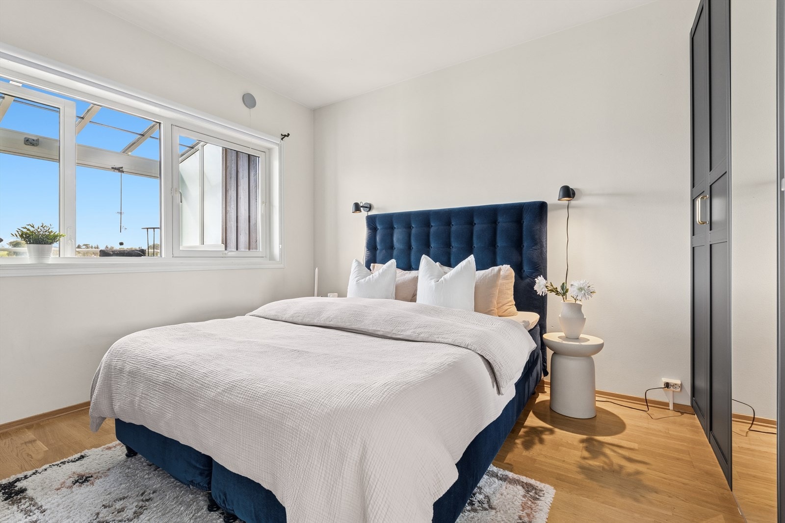 Leiligheten har to soverom med god plass til senger, garderobeskap og annen innredning. Galleribilde