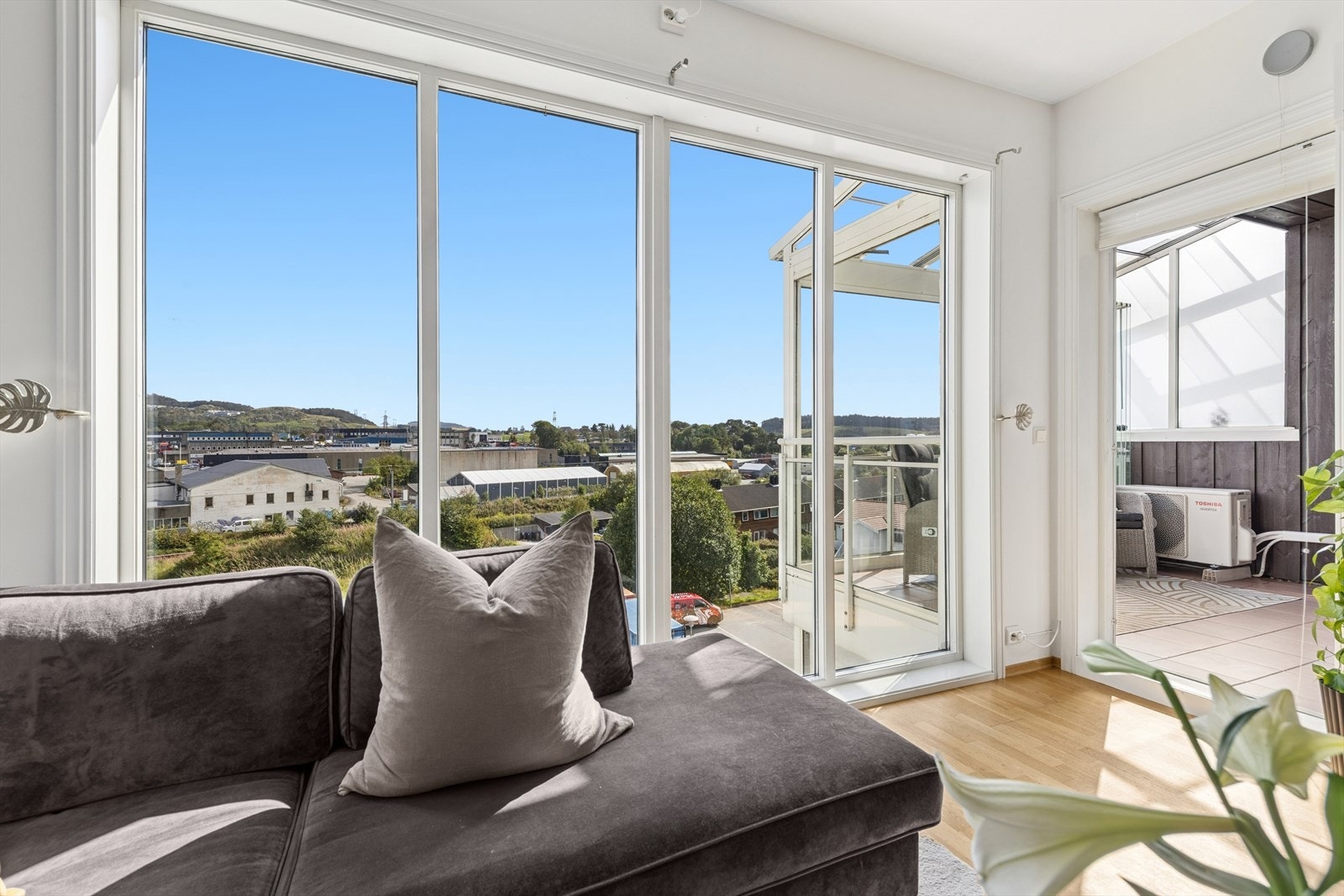 Leiligheten går over ett plan og og består av entré, bad, stue/kjøkken, bod og 2 soverom. Galleribilde