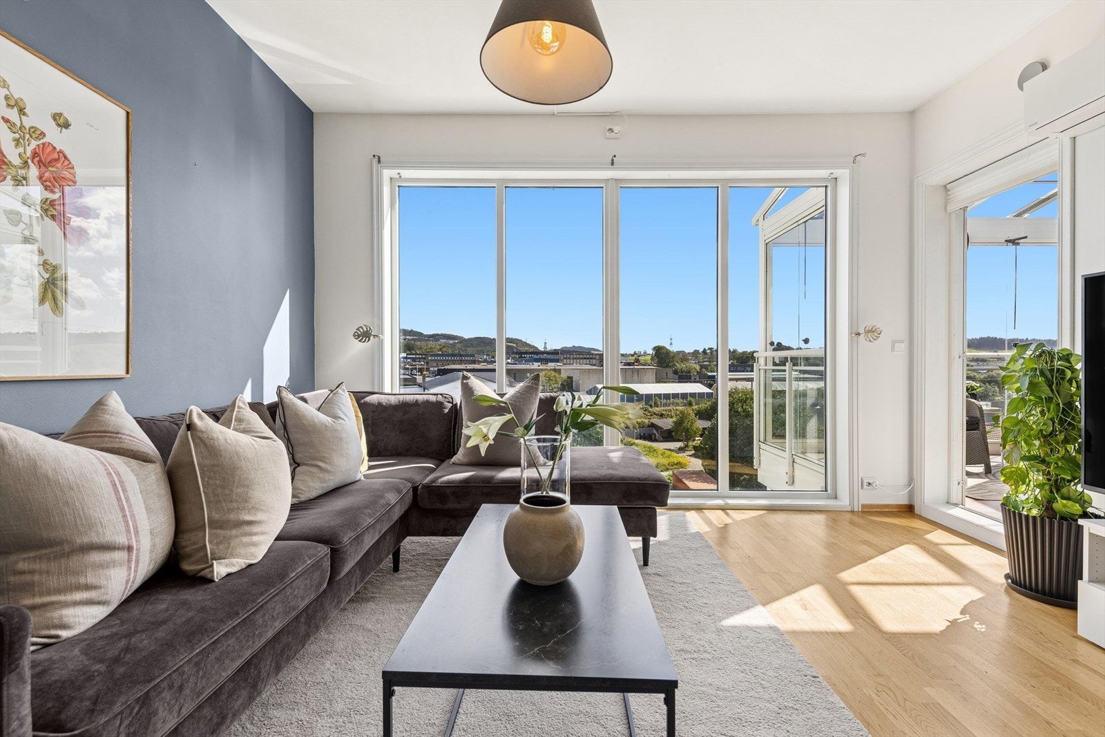 I stuen er det store vindusflater som sørger for en lys og luftig romfølelse. Galleribilde