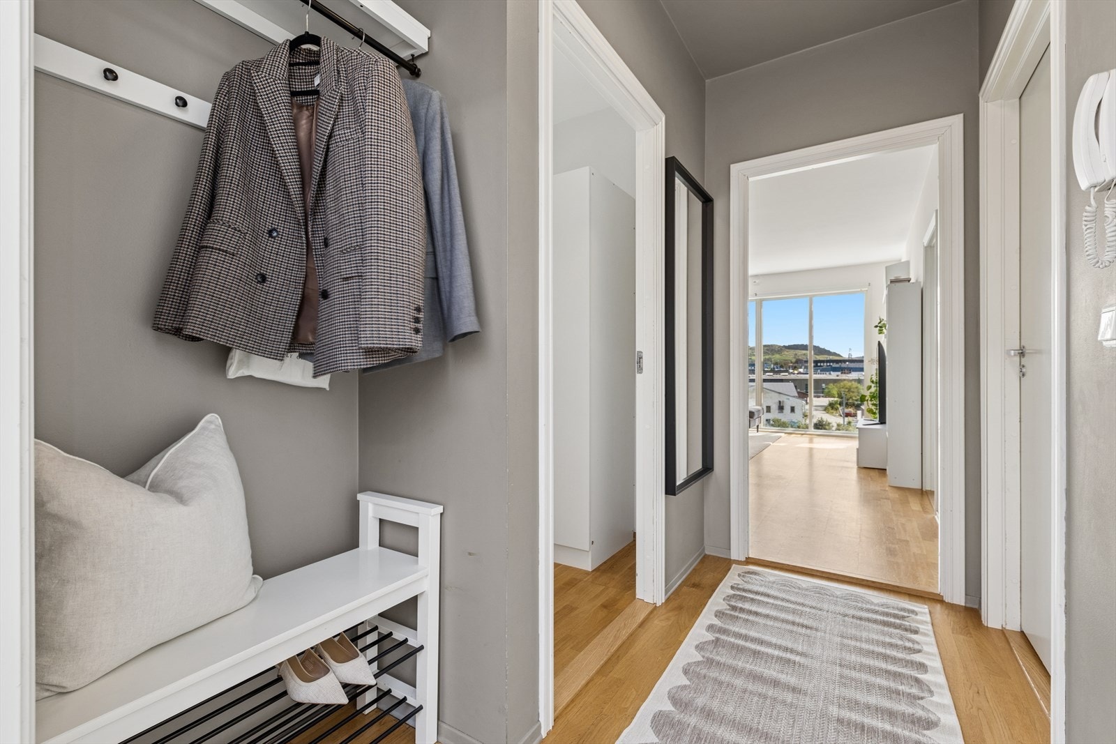 Leiligheten ligger i byggets 4. etasje og det er adkomst via felles trapp eller heis. Galleribilde