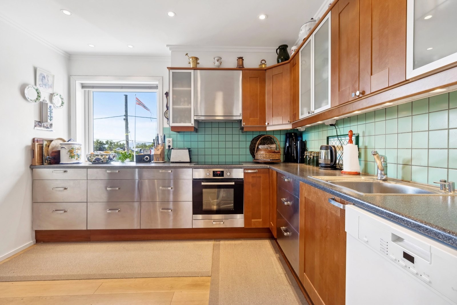 Kjøkkenet, som ligger i tilknytning til stuen, er moderne og velutstyrt, med rikelig med skapplass og benkeplass. Galleribilde