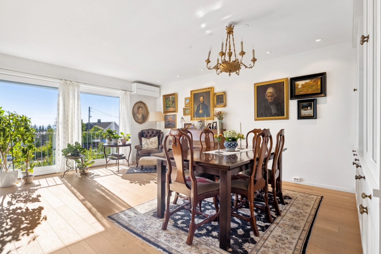 God plass til å innrede med spisebord. Galleribilde