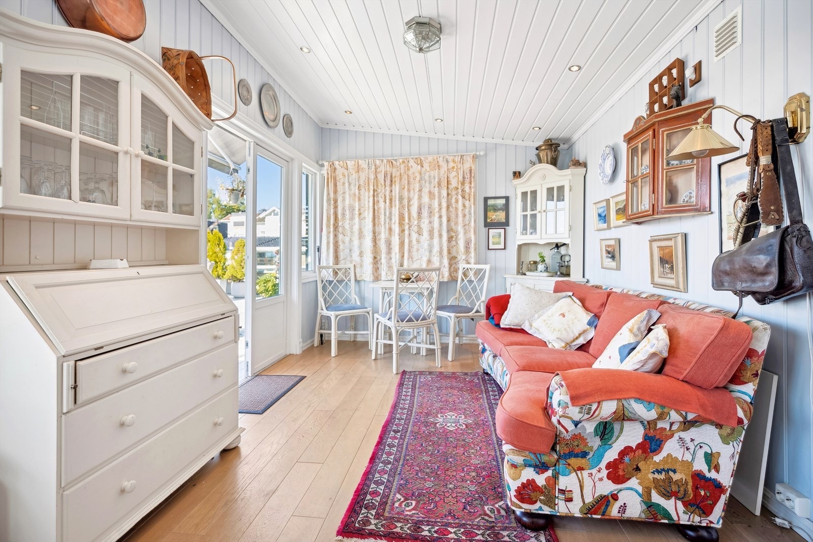 Lysthus på 17 kvm med en tilhørende stue/kjøkken. Galleribilde