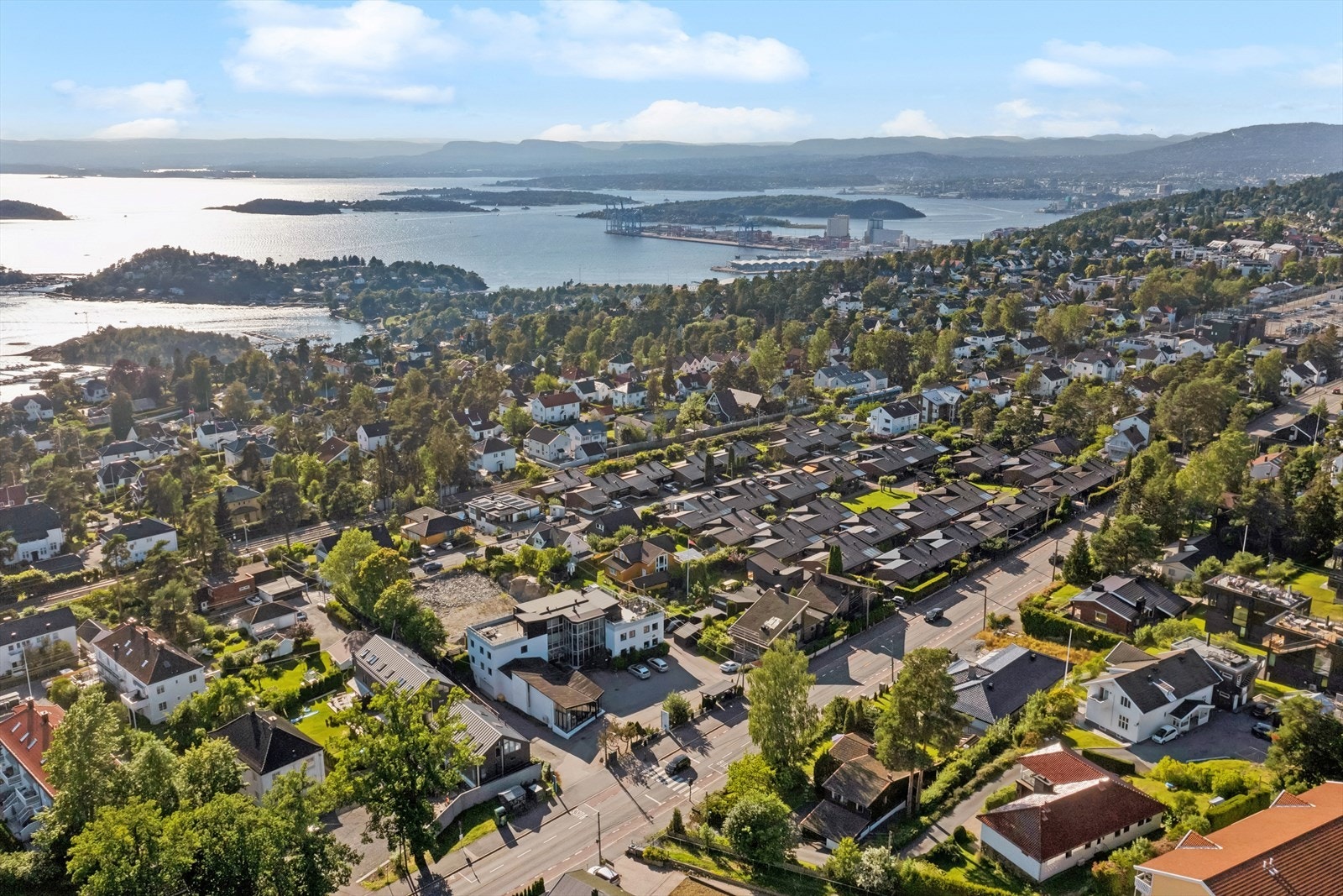 Leiligheten byr på en vidstrakt og solrik utsikt mot den vakre Oslofjorden, noe som virkelig setter denne leiligheten i en klasse for seg. Galleribilde