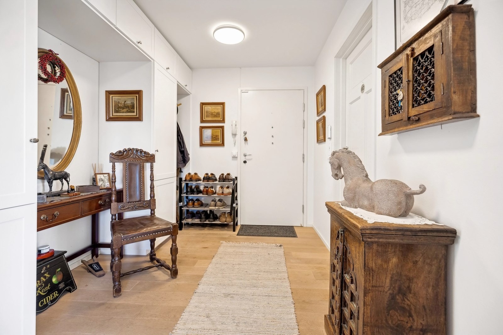 Entre; møtes man av innbydende overflater, romslig med plass og fungerer som en naturlig romfordeler. Galleribilde