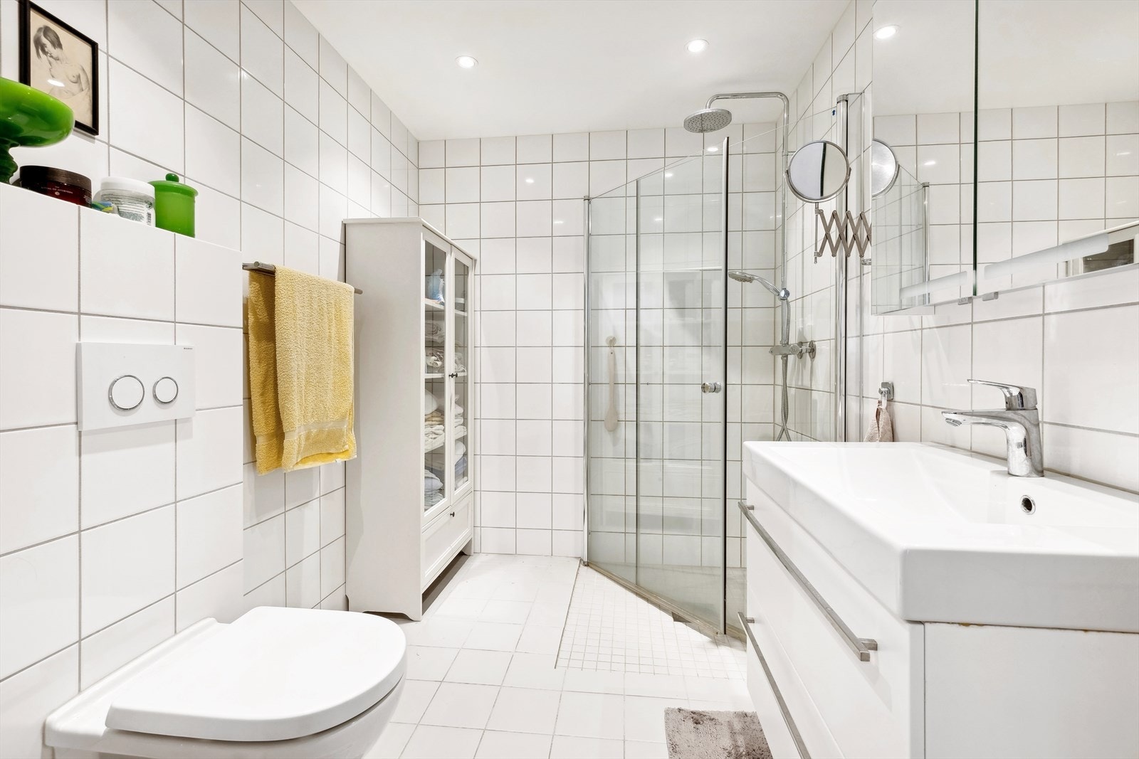 Stort, lyst flislagt baderom med alle nødvendigheter. Galleribilde