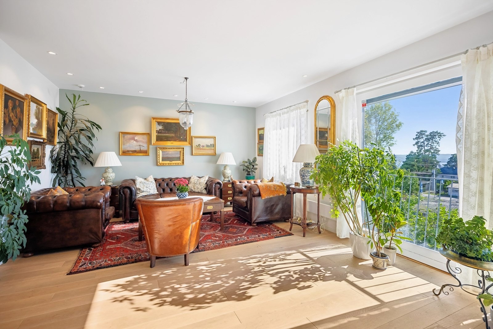 Montert spotter i taket. Takhøyden forsterker den luftige følelsen, og gir rommet en luftig og moderne stil. Galleribilde