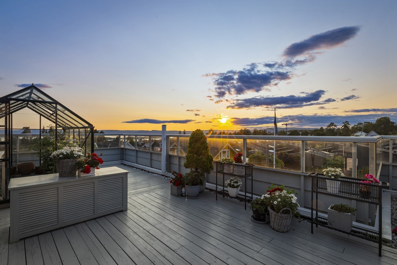 Fantastisk utsikt over fjorden og sol fra tidlig morgen til solnedgang. Galleribilde