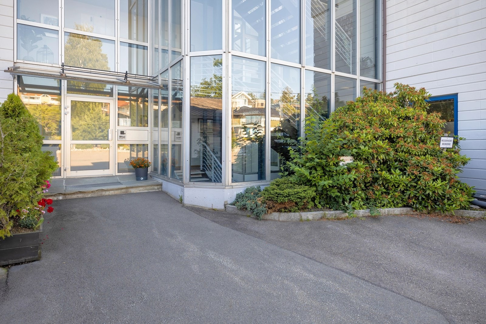 Pent opparbeidet rundt bygget, og dørcallingsystem ved inngangen. Galleribilde