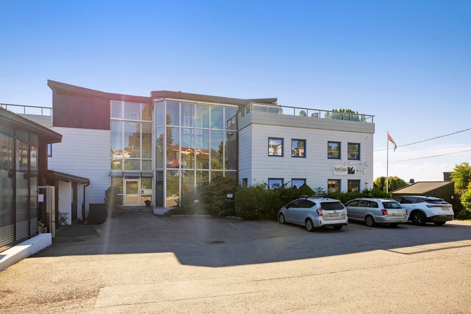 Sameiet har en større parkeringsplass ved inngangen. Det er garasjeplasser til hver enkelt leilighet i garasjeanlegget under bygget. Galleribilde