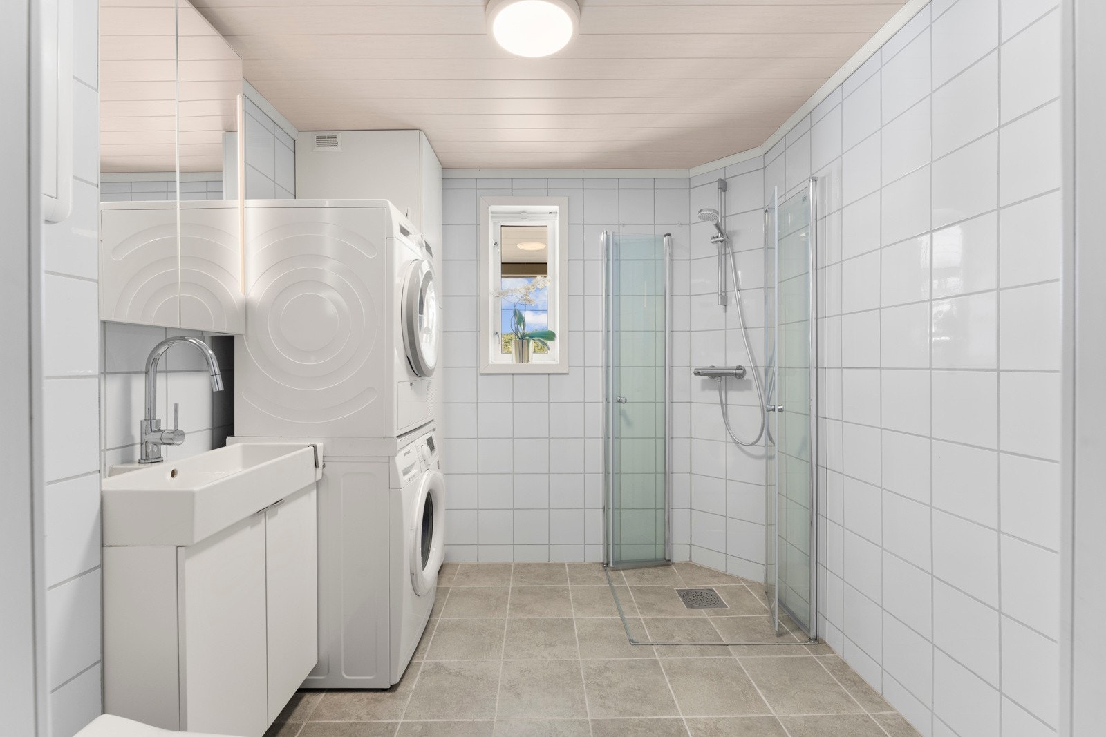 Badet i underetasjen er fra 2018 og fungerer også godt som vaskerom Galleribilde