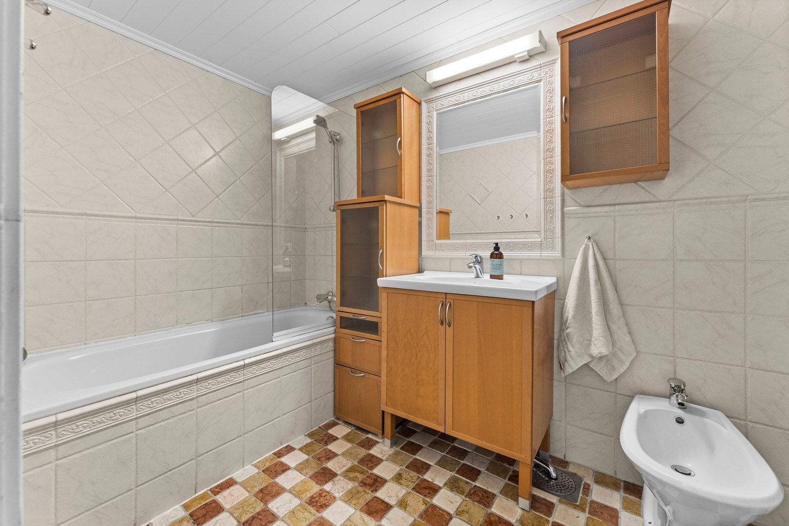 Flislagt, med gulvvarme, badekar bidet og WC Galleribilde