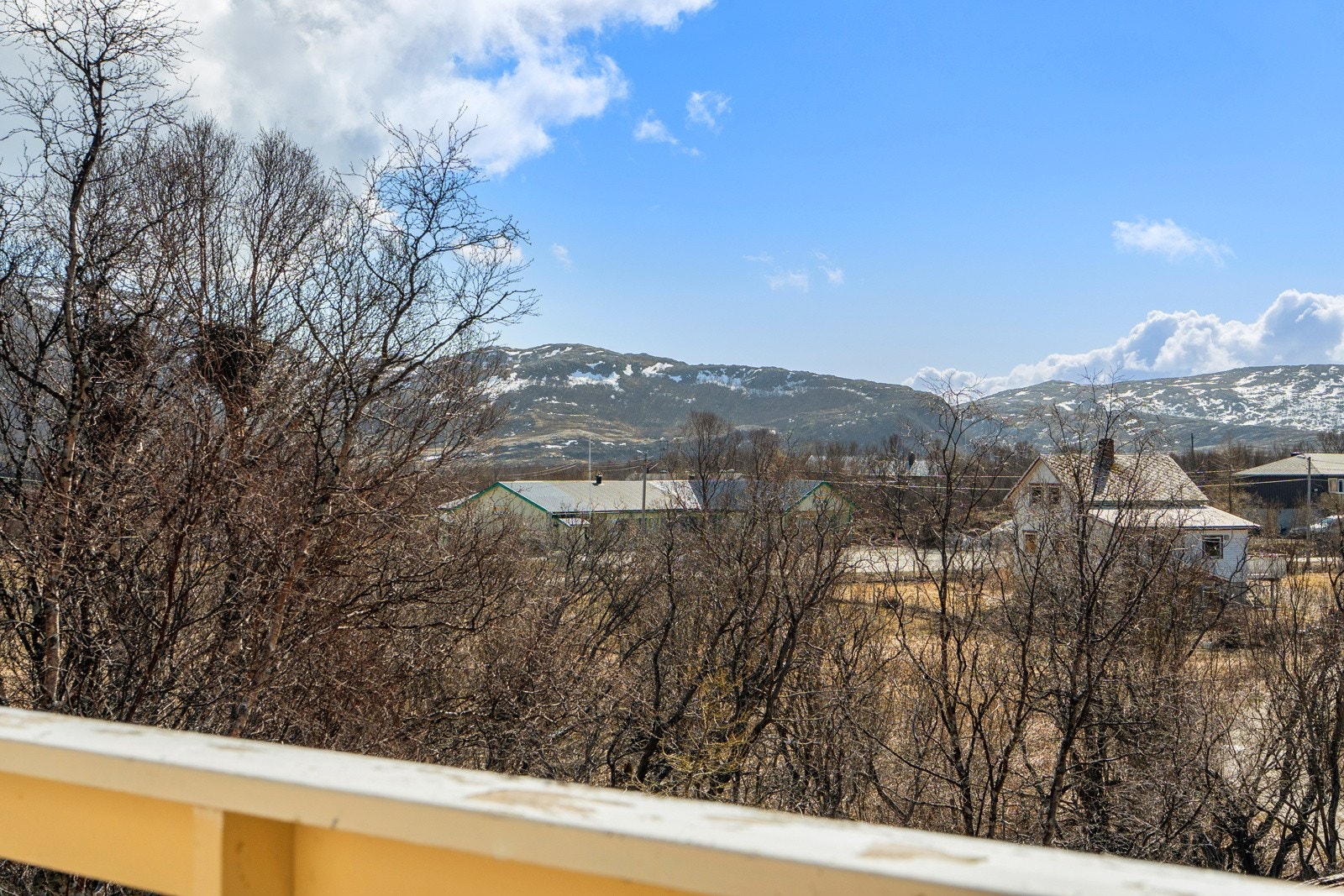 Naturskjønn beliggenhet og god avstand til naboer - her kan du nyte roen.