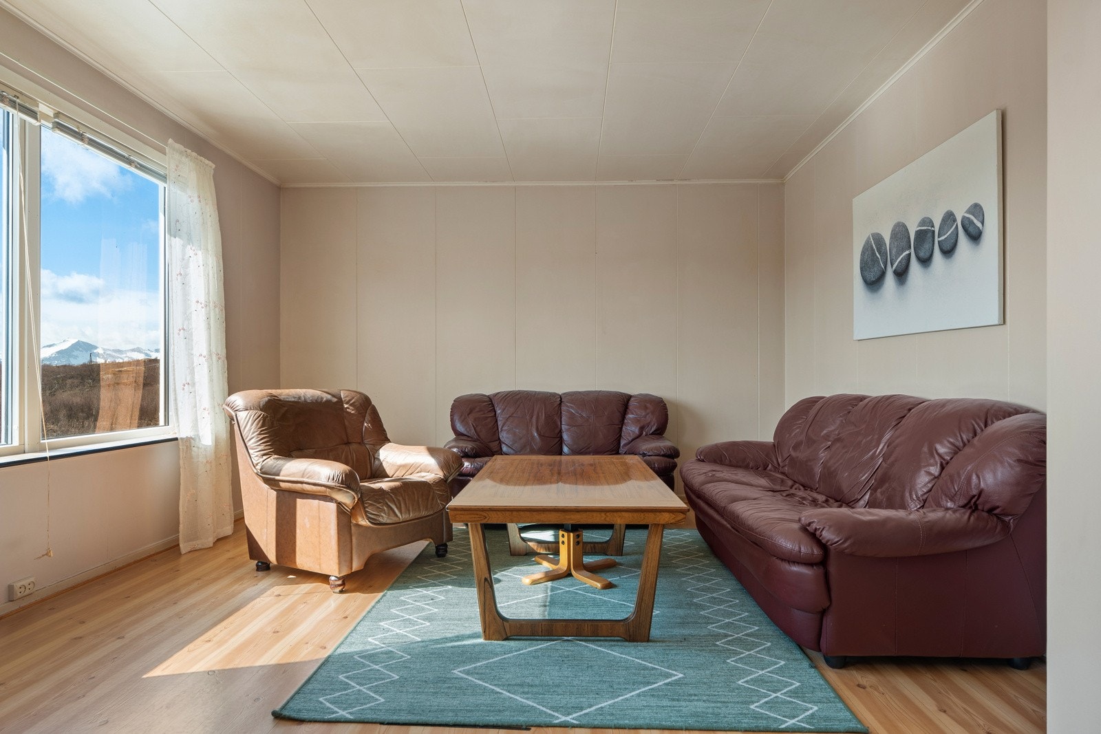 Boligen fremstår som et renoveringsobjekt, men gir deg en unik mulighet å forme et hjem etter dine ønsker.