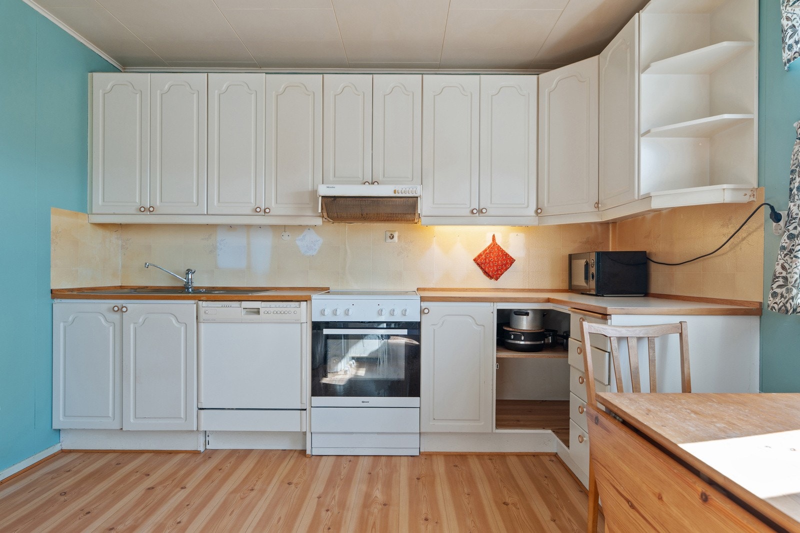 Stort kjøkken med godt om oppbevaring.