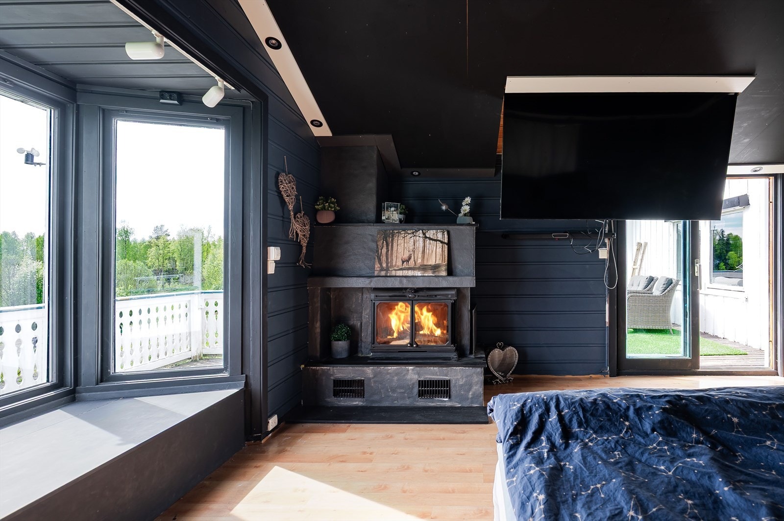 Tven kommer ned fra taket og det er direkte utgang til terrassen. Galleribilde