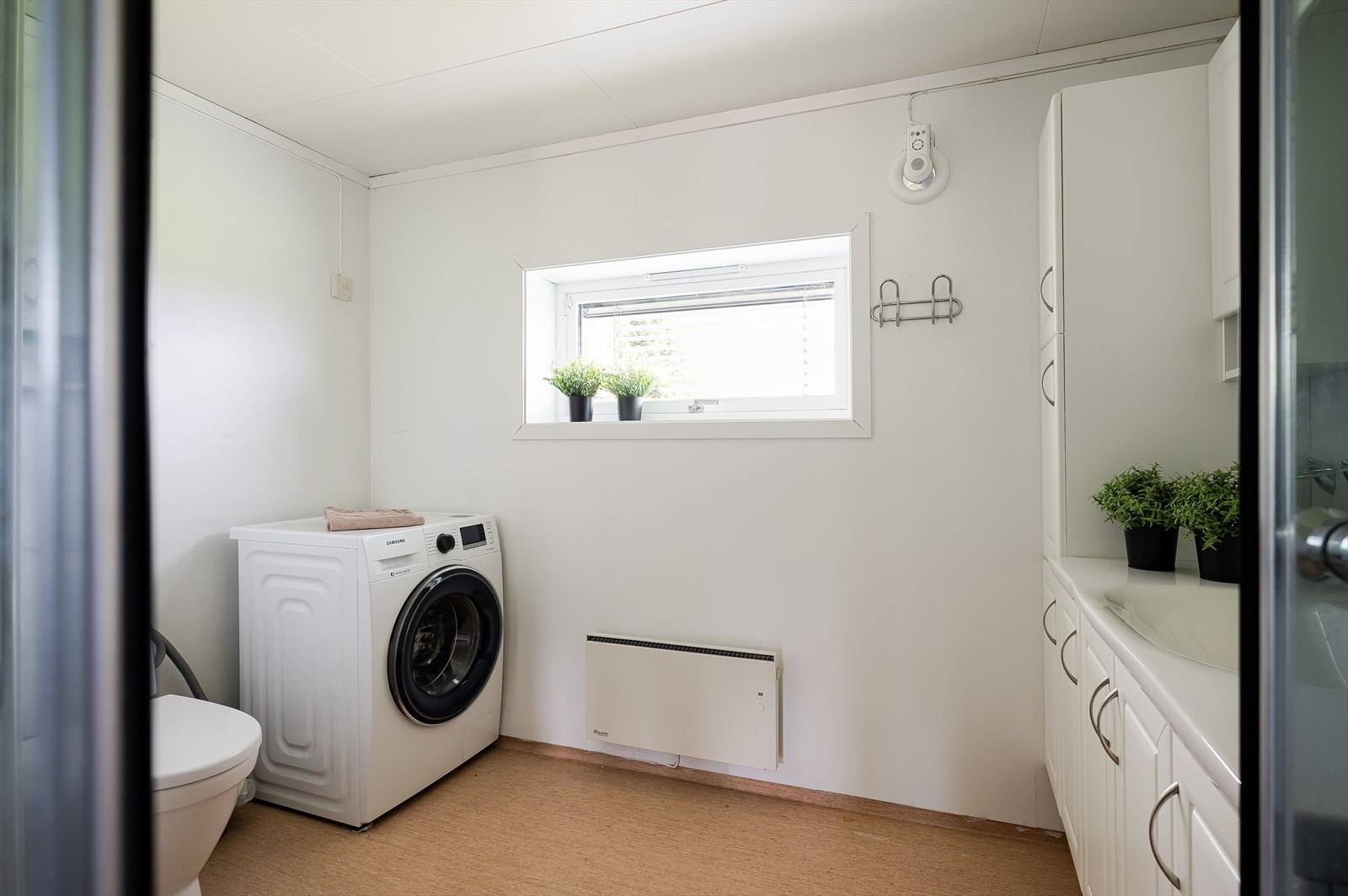 Her det god plass til vaskemaskin og evt tørketrommel. Galleribilde