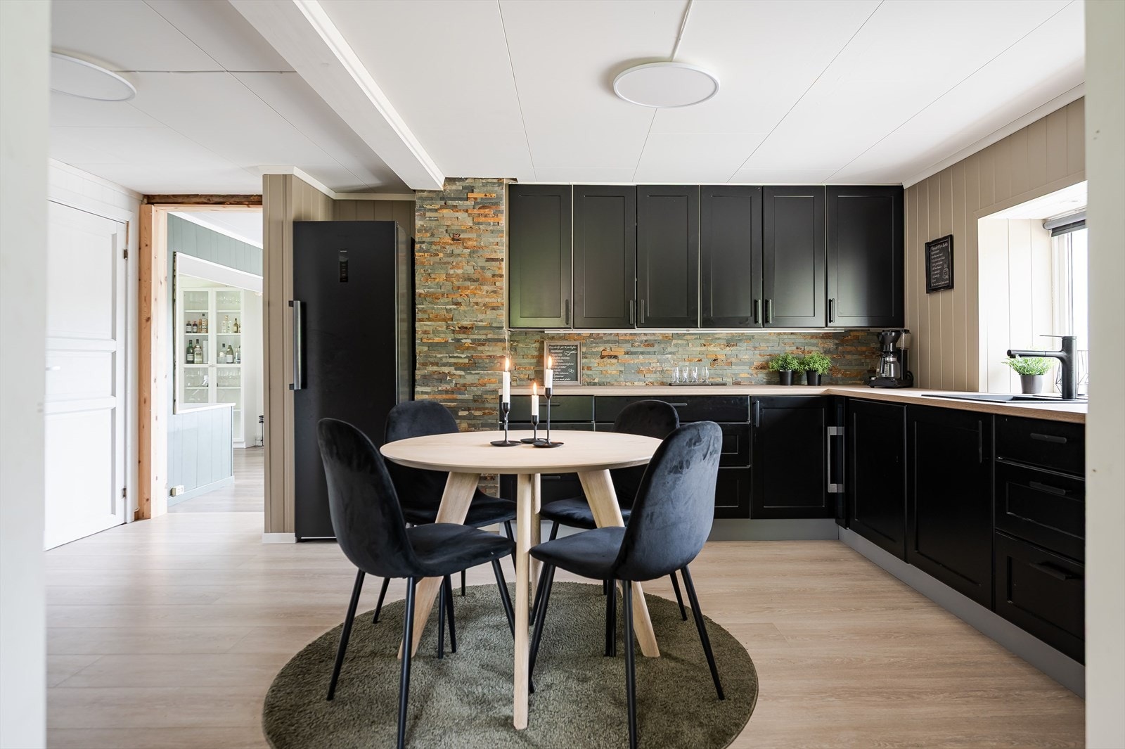 Stilig kjøkken hvor det er plass til liten spisegruppe. Galleribilde