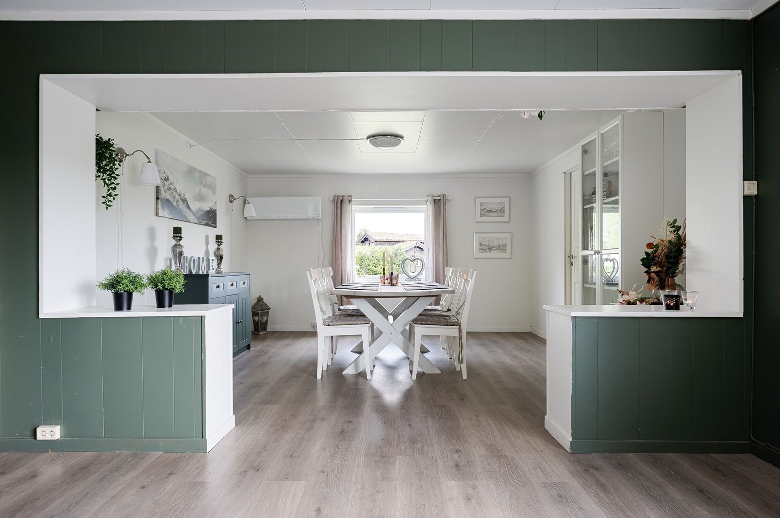 Stue og spisestue er delvis adskilt. Galleribilde