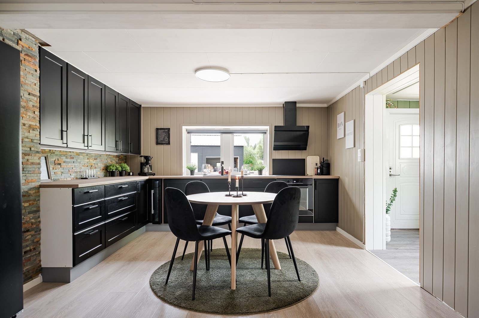 Stort kjøkken. Galleribilde