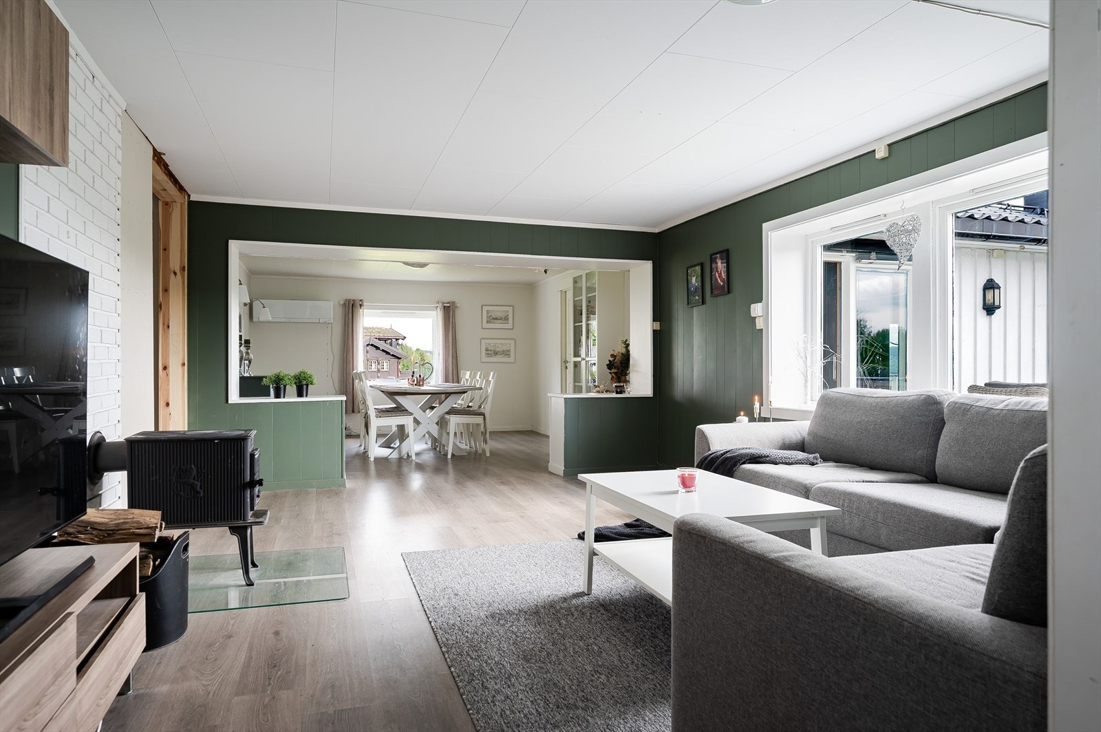 Boligen varmes opp med både varmepumpe og vedovn. Galleribilde