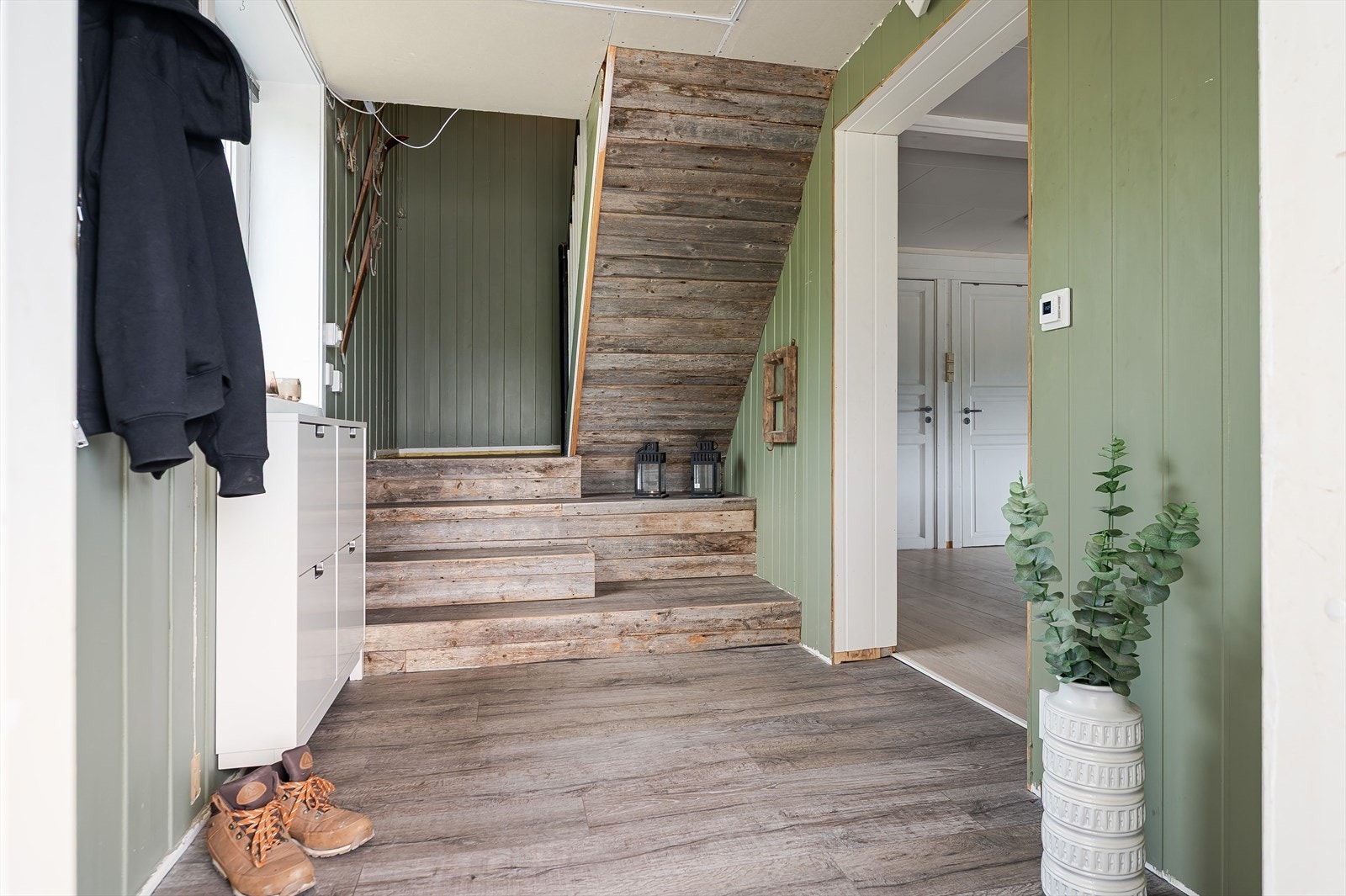 Lys gang hvor man kan henge fra seg klær Galleribilde