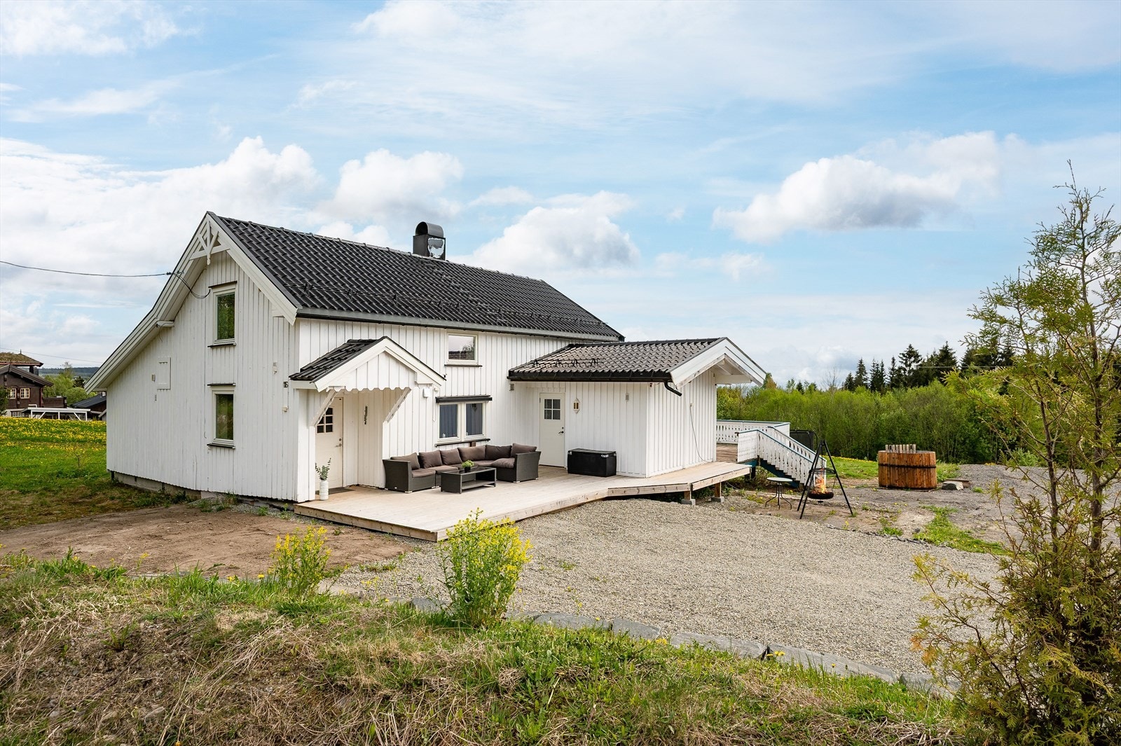 Fin og stor terrasse rundt meste parten av boligen. Galleribilde